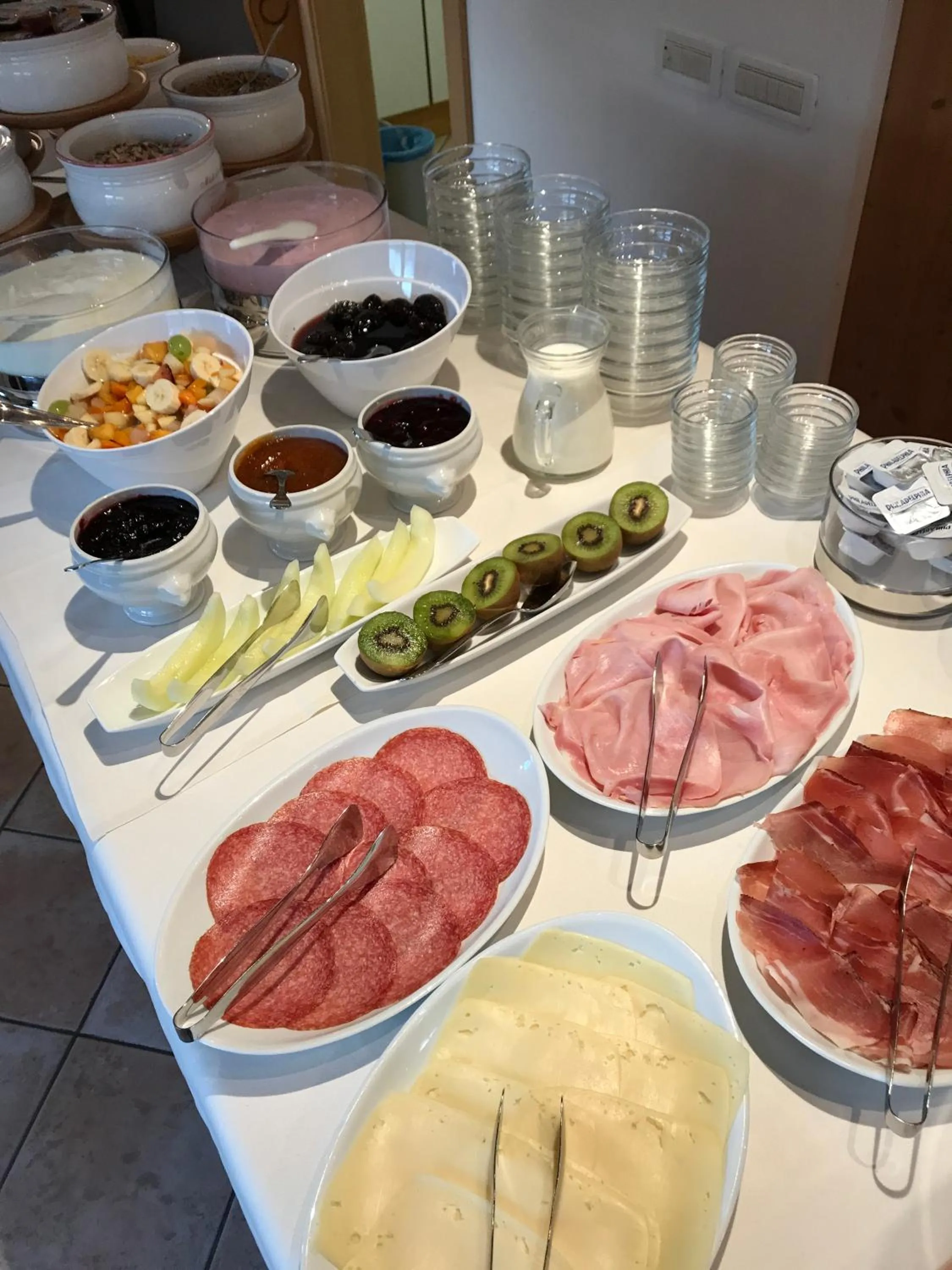 Buffet breakfast in Garnì La Dorada