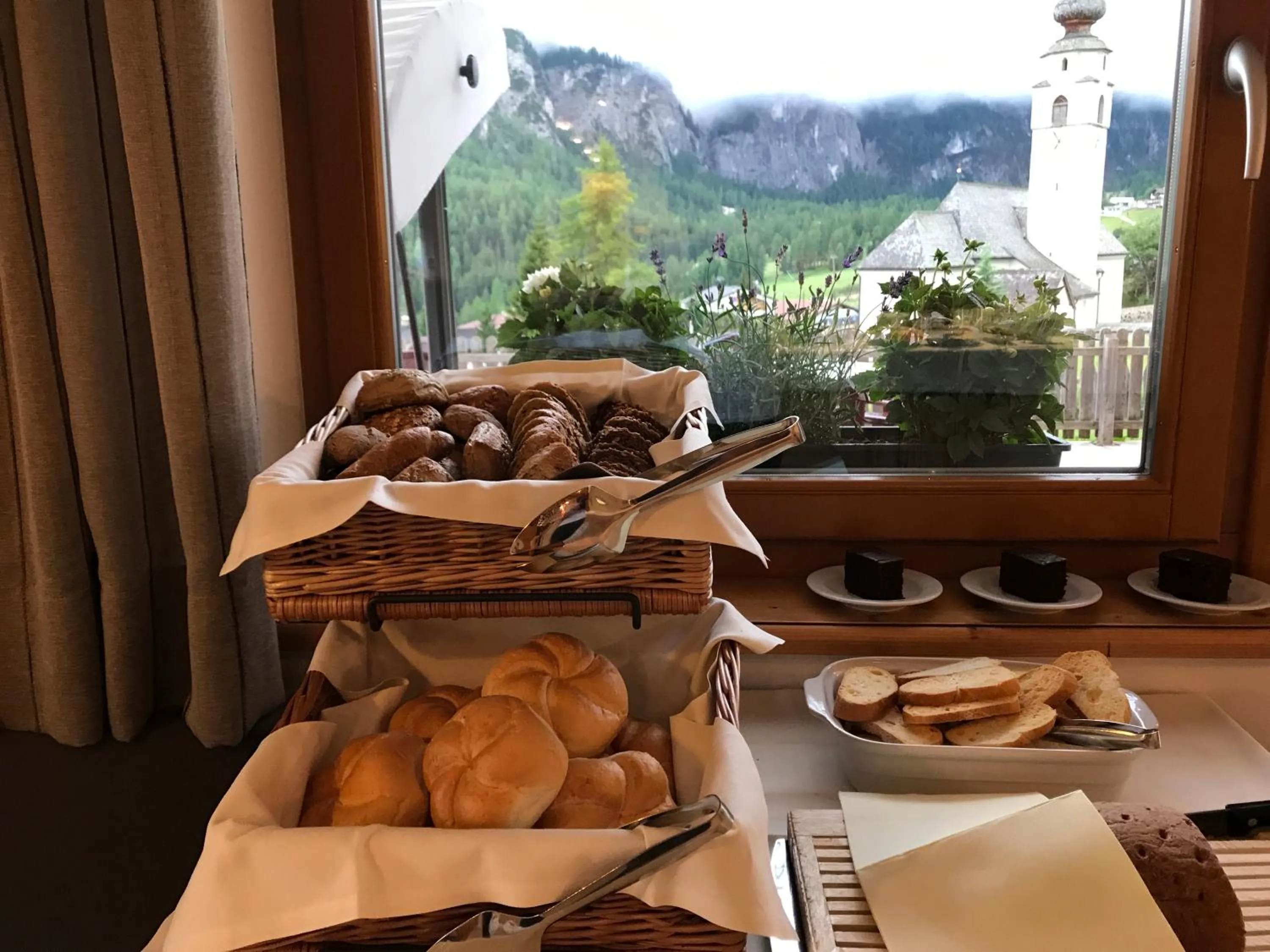 Buffet breakfast in Garnì La Dorada