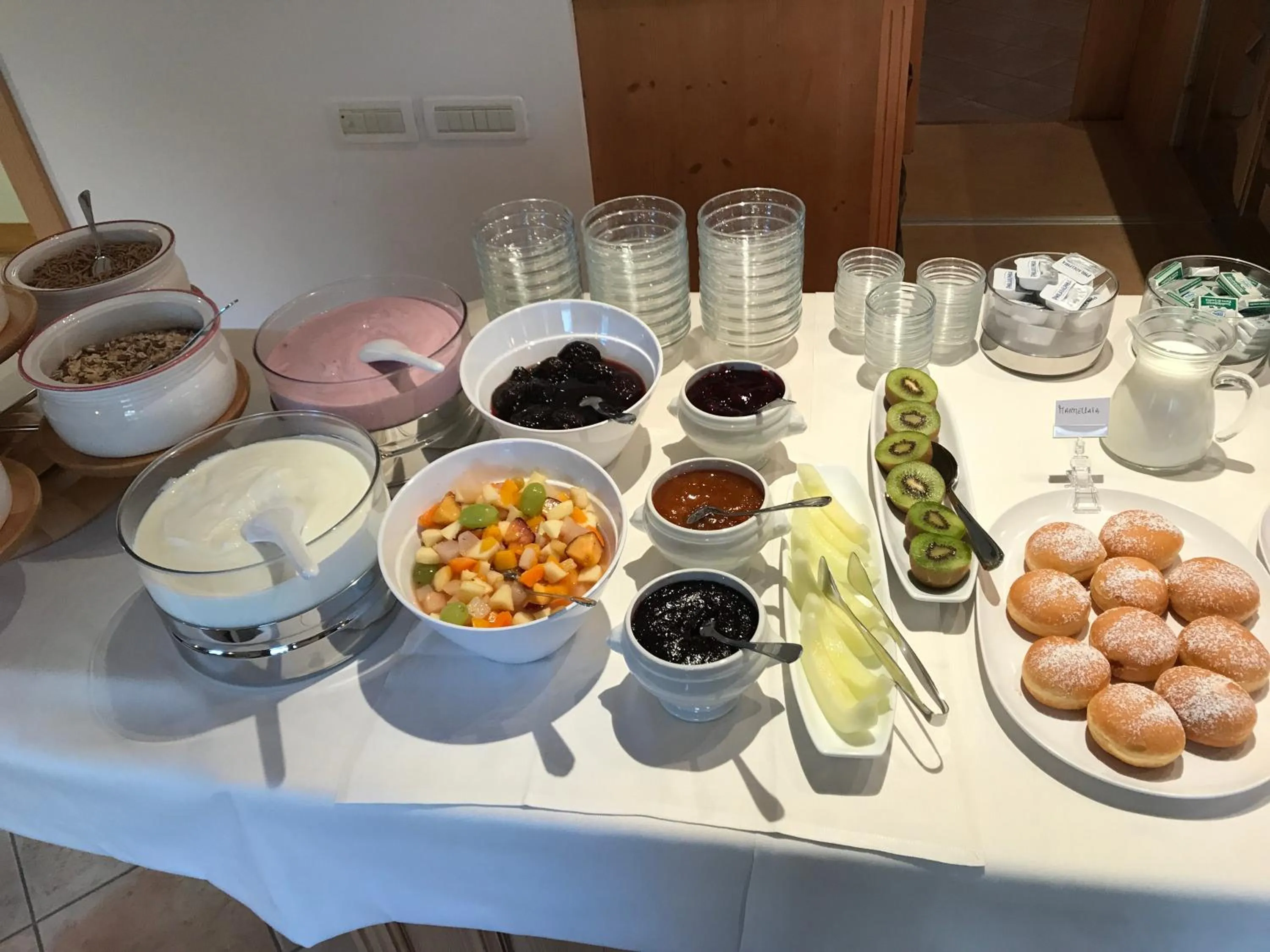 Buffet breakfast in Garnì La Dorada