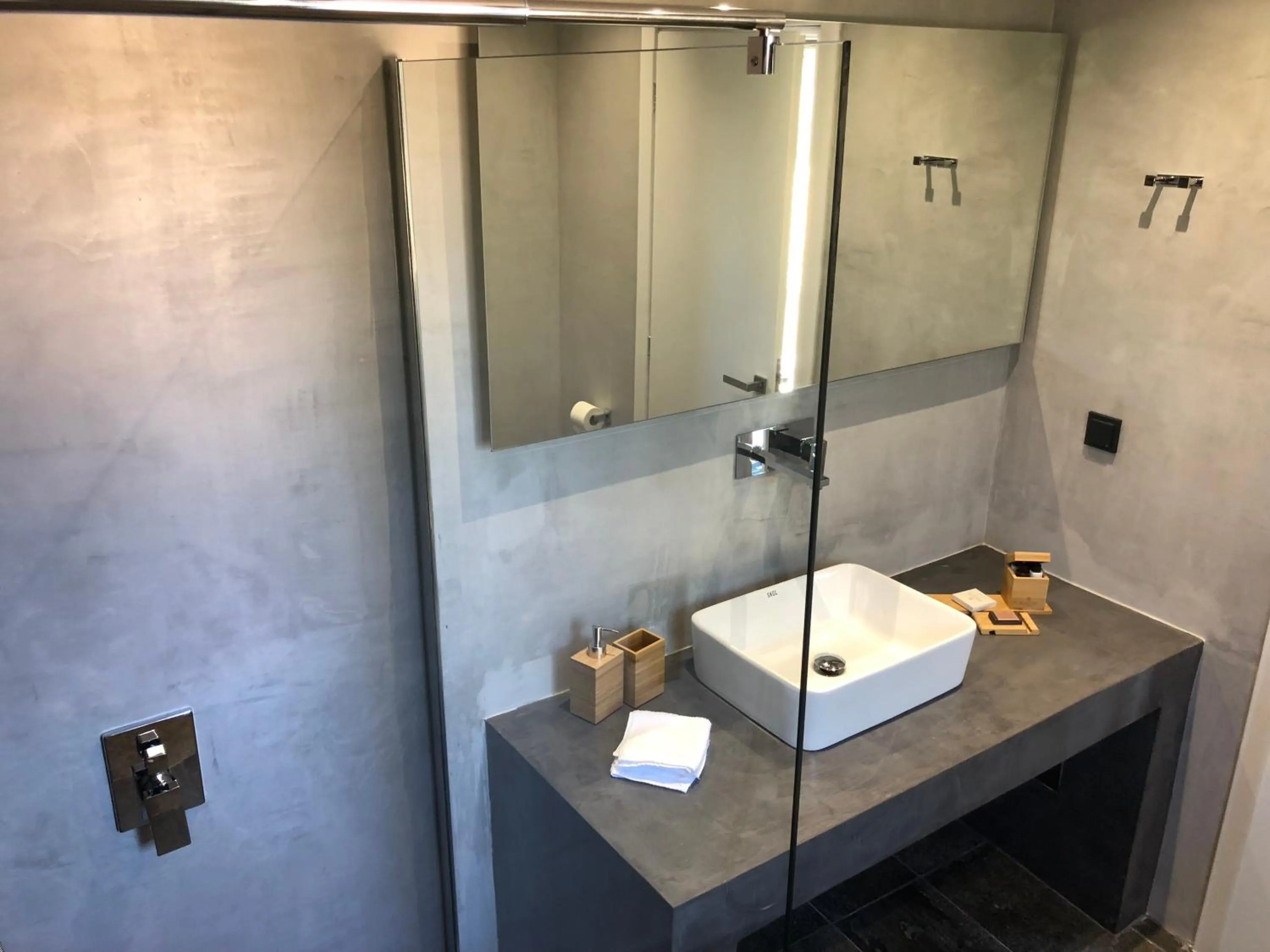 Shower in Calme Suites Mani