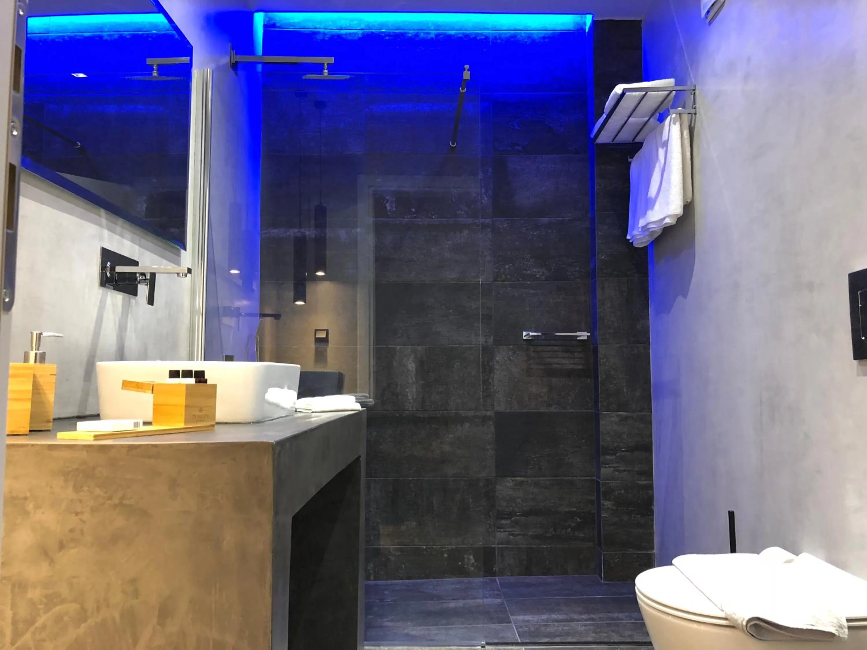 Bathroom in Calme Suites Mani