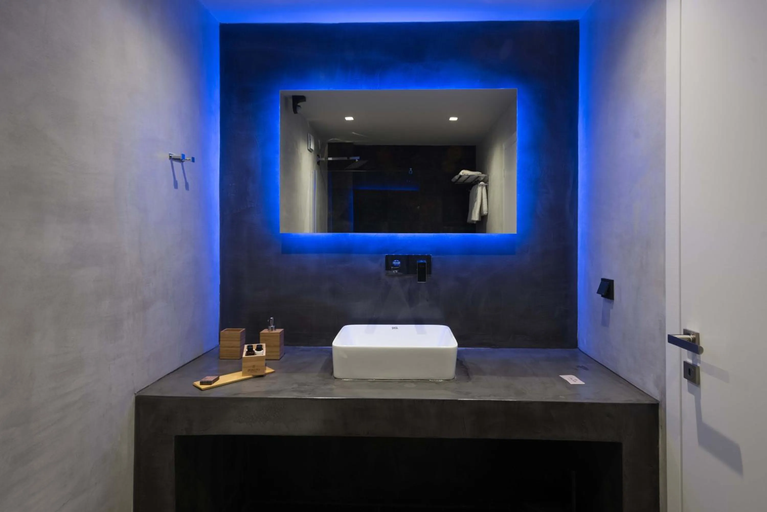 Bathroom in Calme Suites Mani