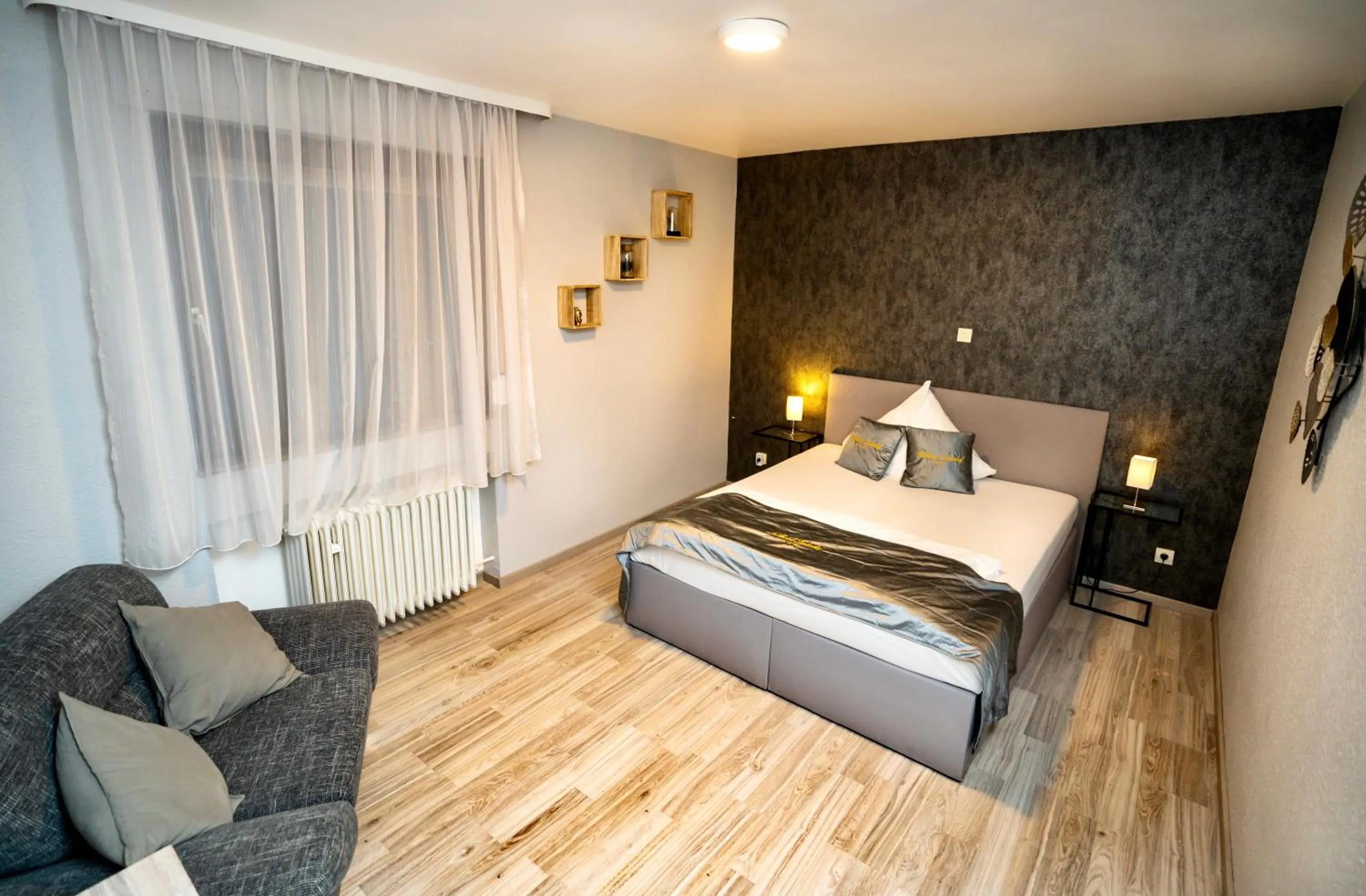 Photo of the whole room, Bed in Parkhotel Lindenhof - KOSTENLOSE PARKPLÄTZE