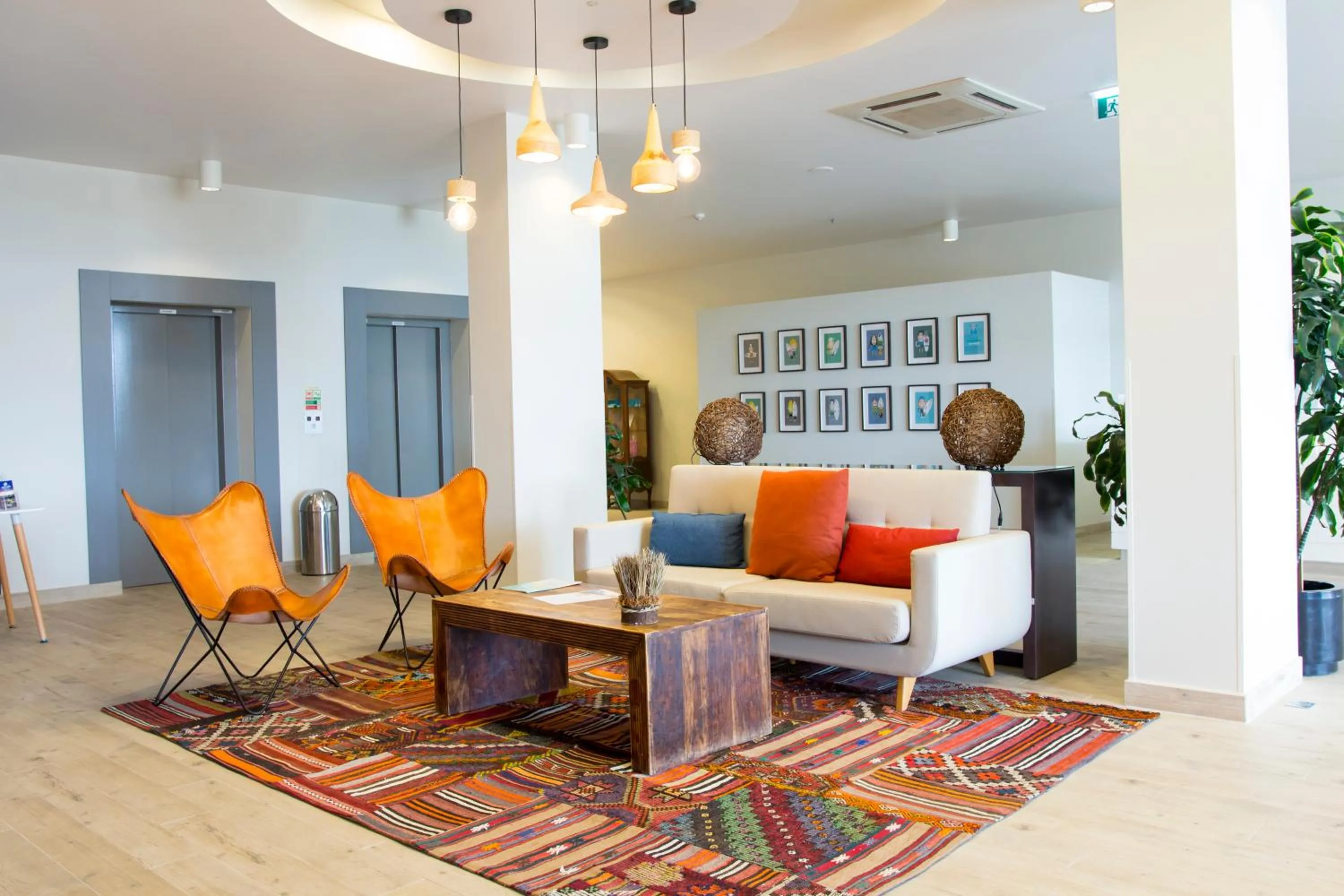 Communal lounge/ TV room in Star inn Peniche