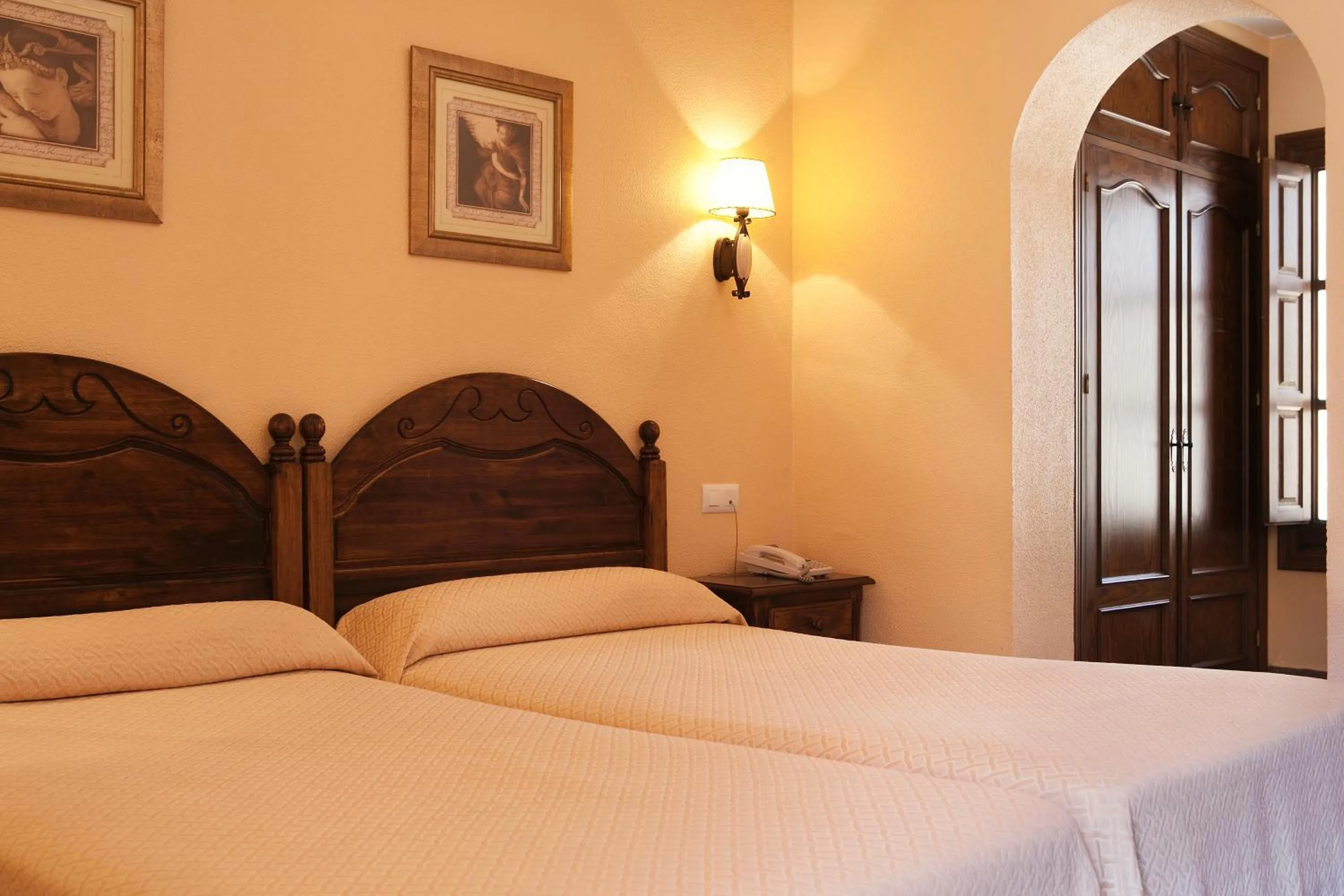 Photo of the whole room, Bed in Hospedería Santiago