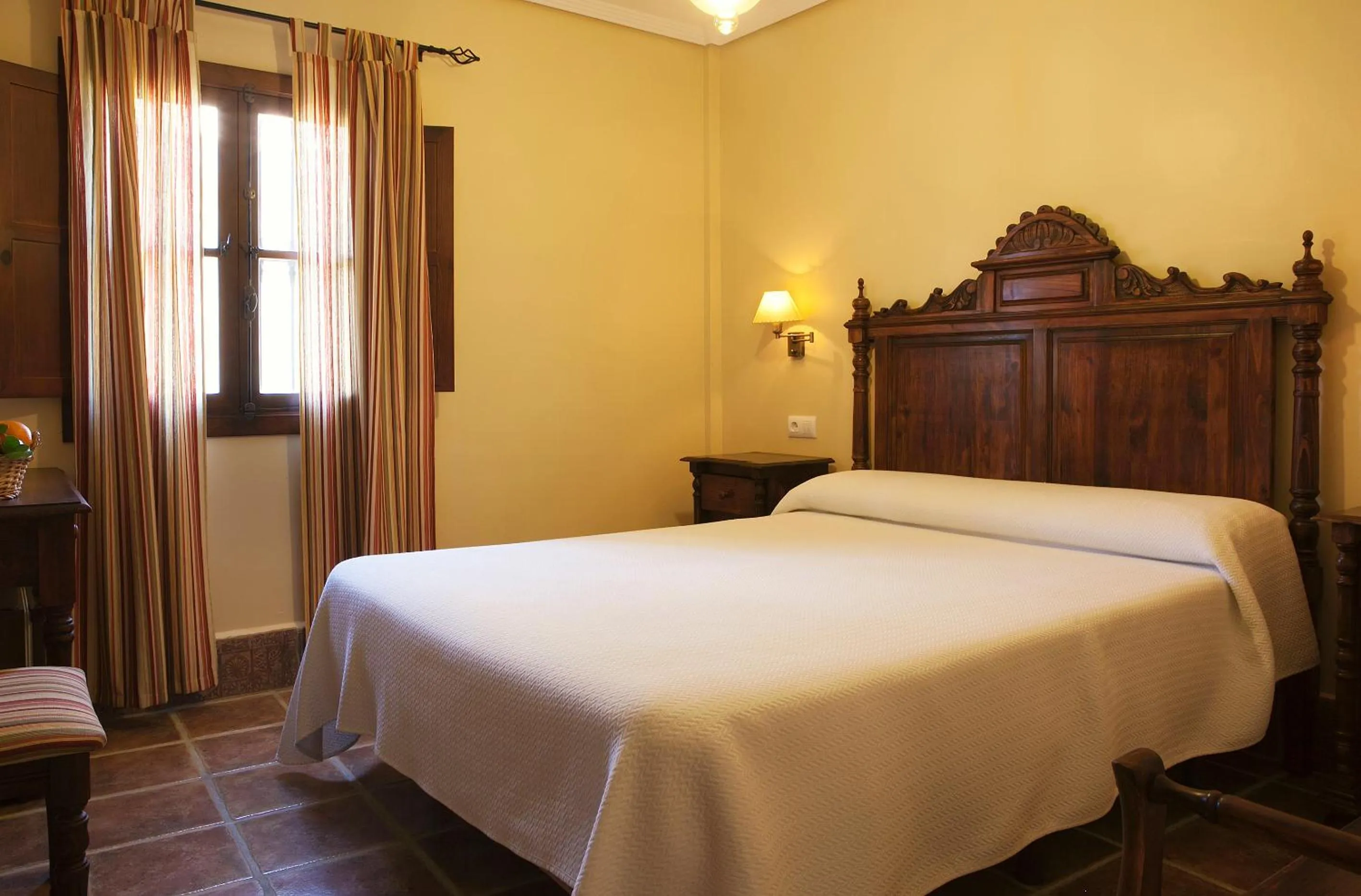 Photo of the whole room, Bed in Hospedería Santiago