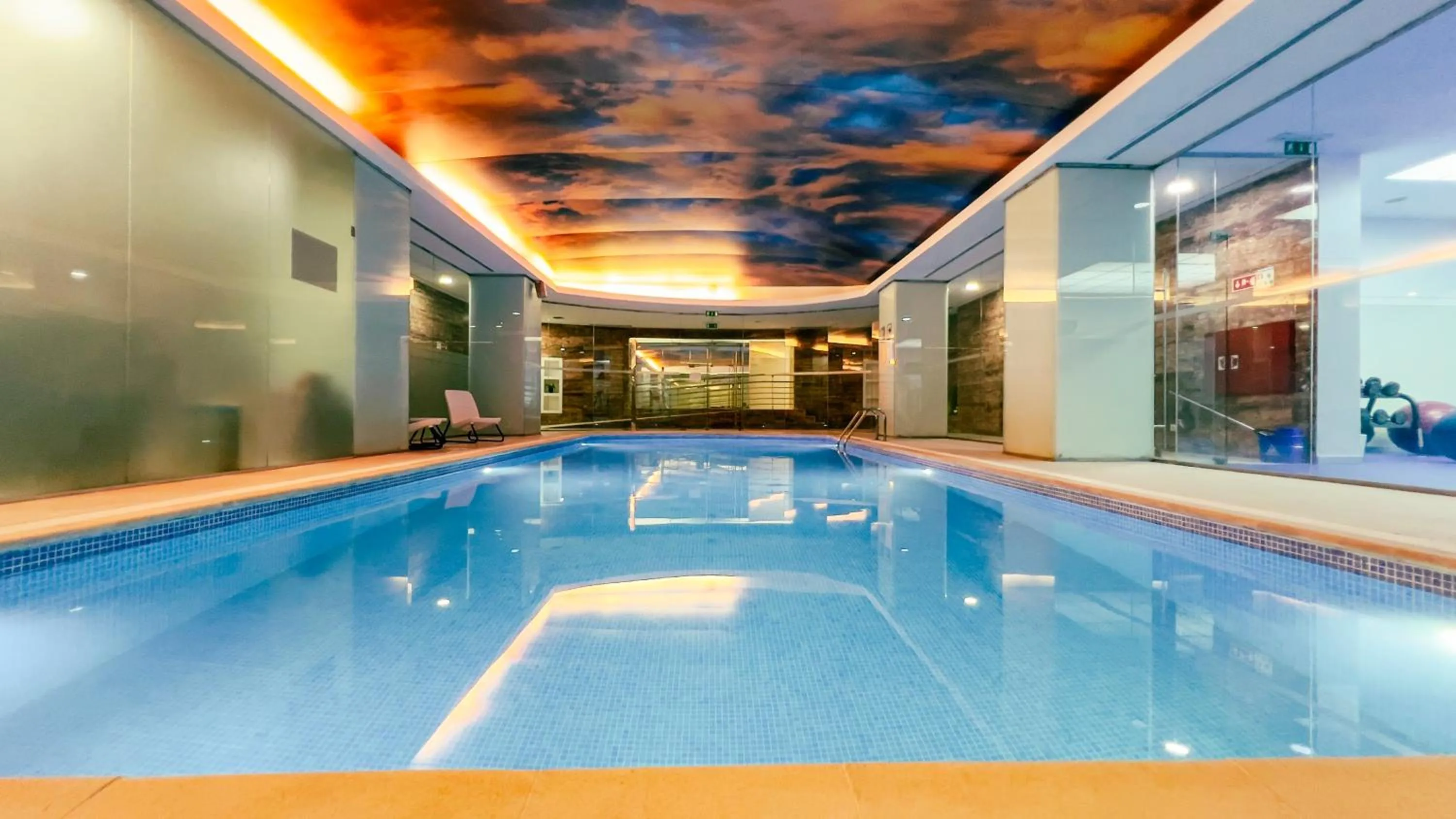 Swimming pool in VIP Executive Entrecampos Hotel & Conference