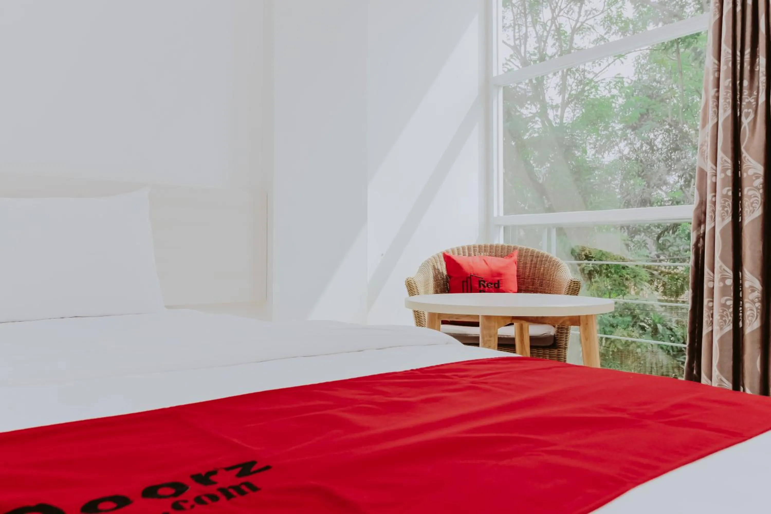 Bedroom, Bed in RedDoorz near Pancoran