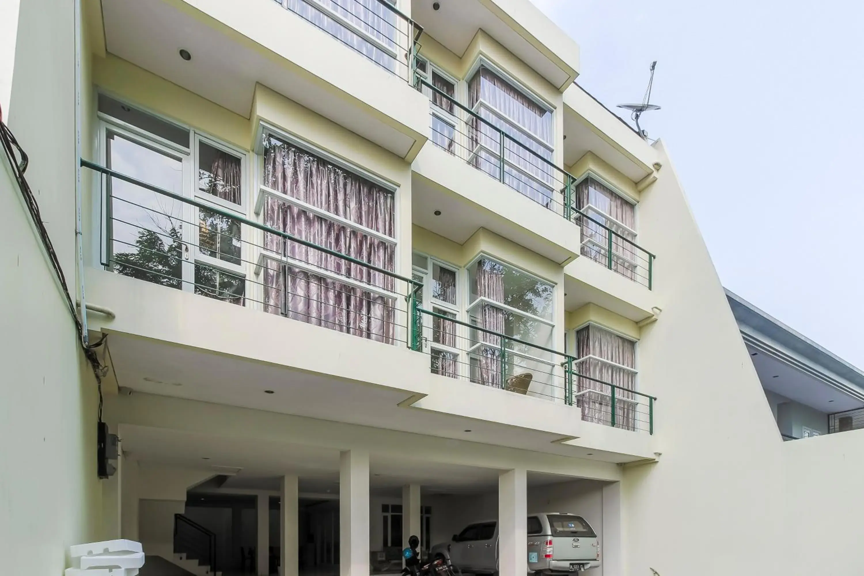 Property building in RedDoorz near Pancoran Property building in RedDoorz near Pancoran