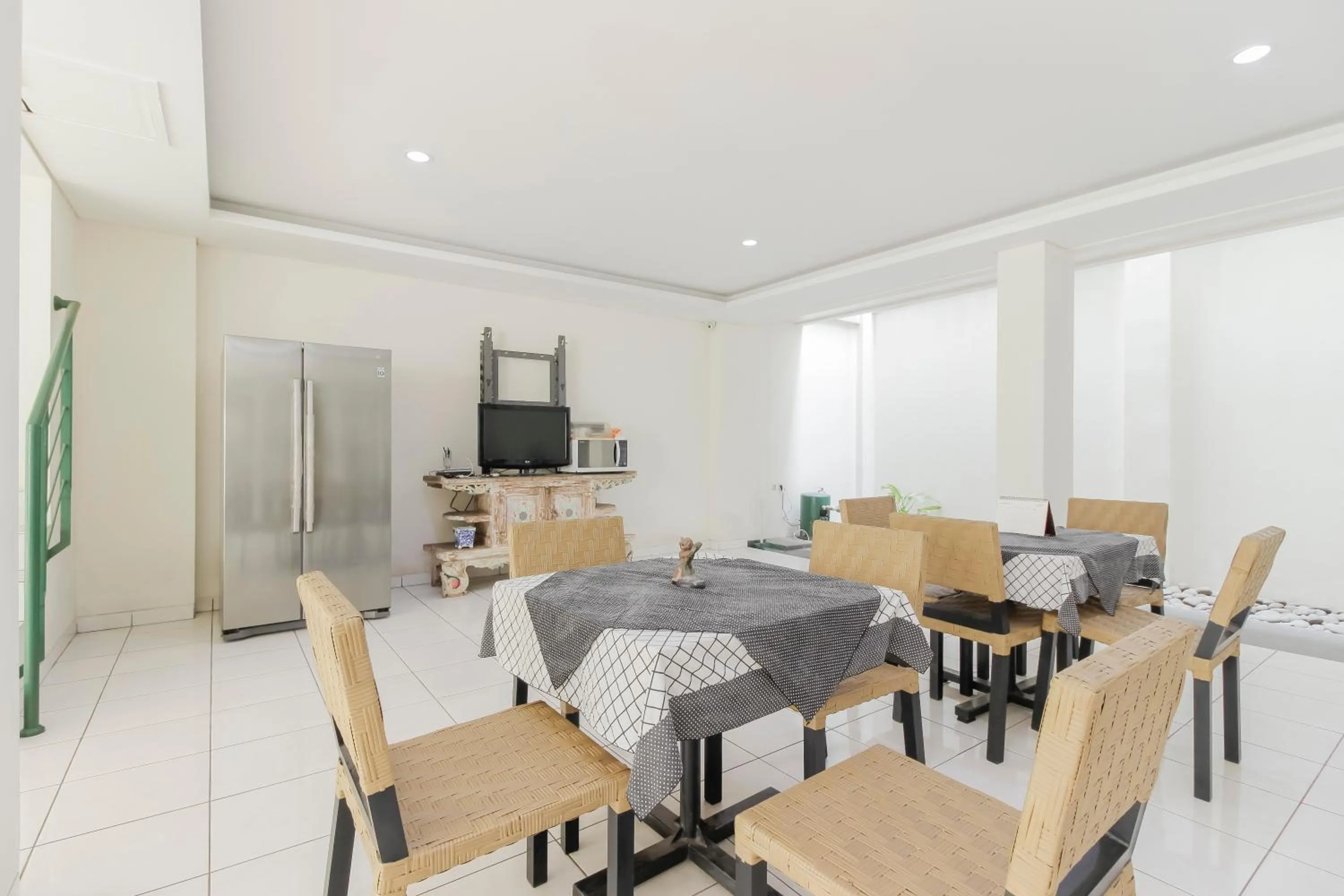 Restaurant/places to eat in RedDoorz near Pancoran