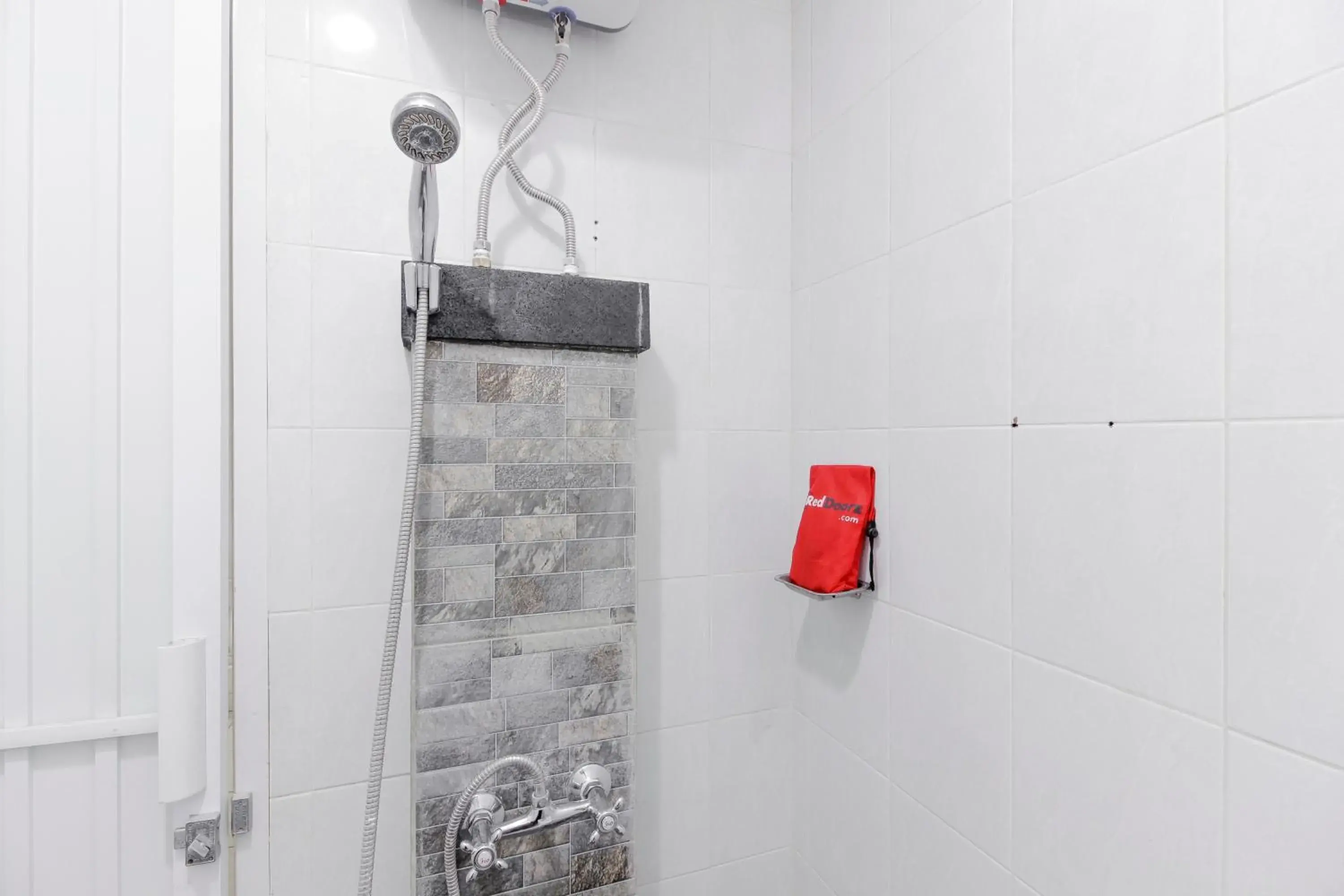 Bathroom in RedDoorz near Pancoran Bathroom in RedDoorz near Pancoran