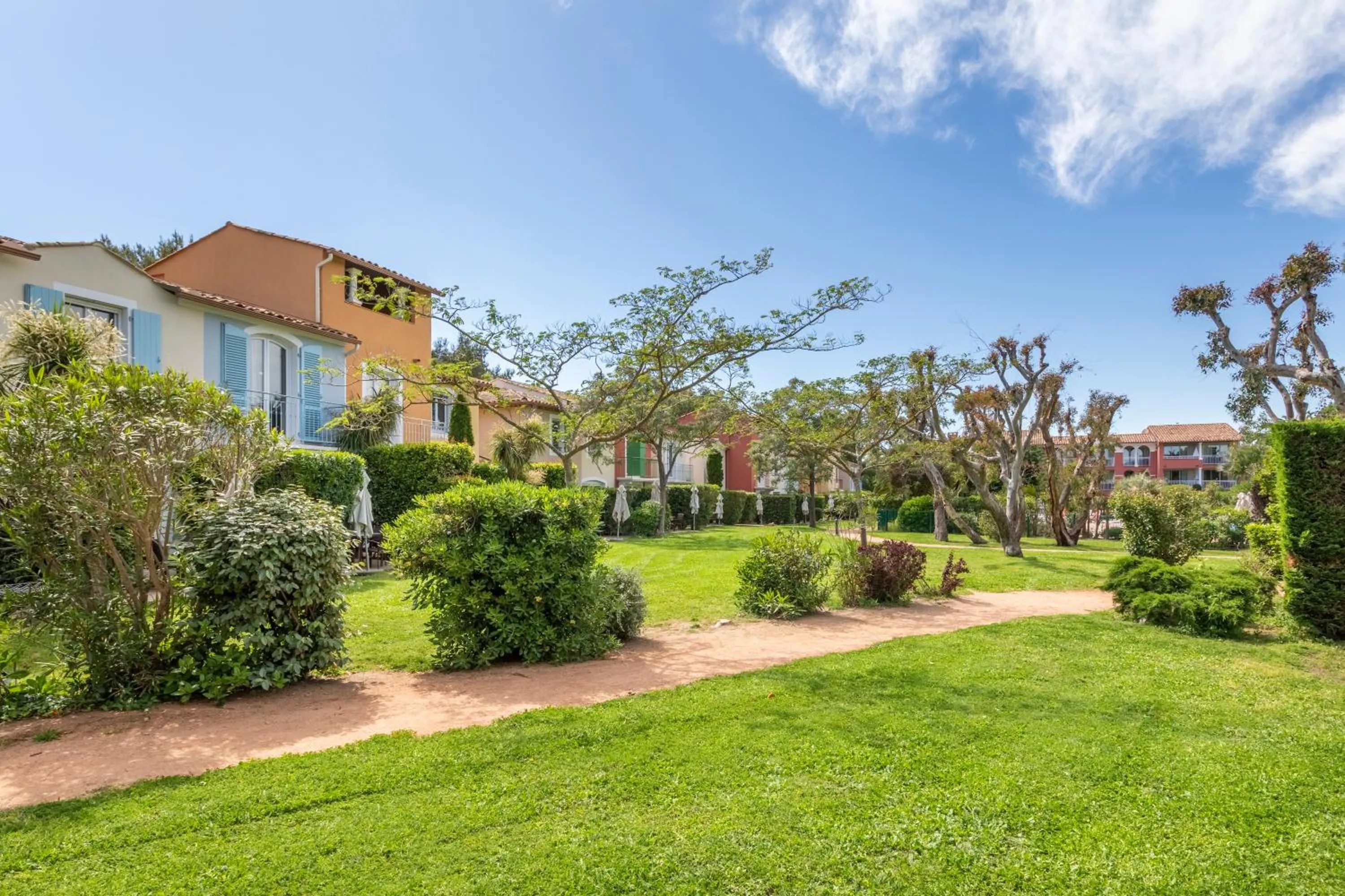 Property building in Résidence Pierre & Vacances le Hameau de la Pinède