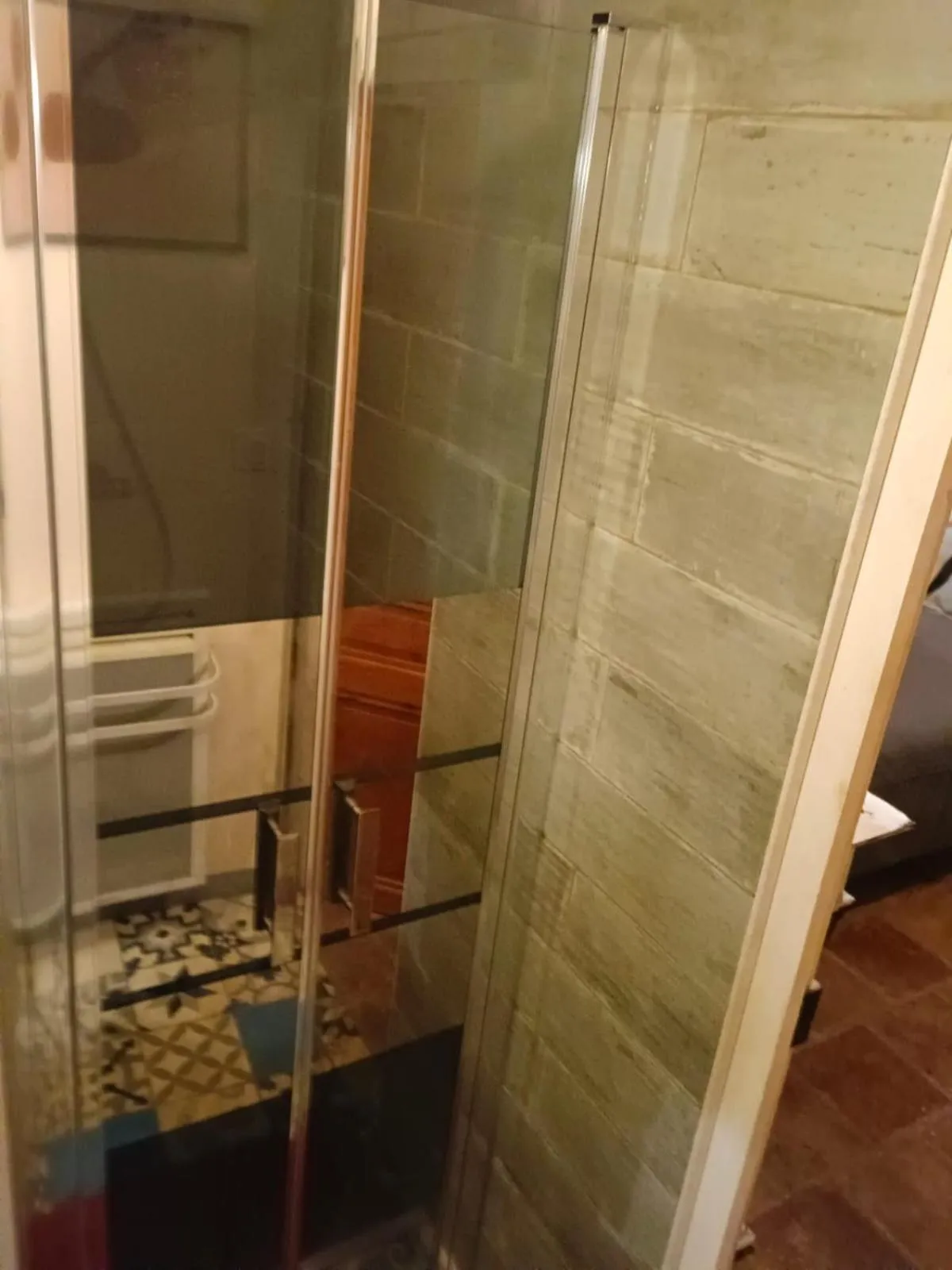 Shower in La lauze et l'anguille