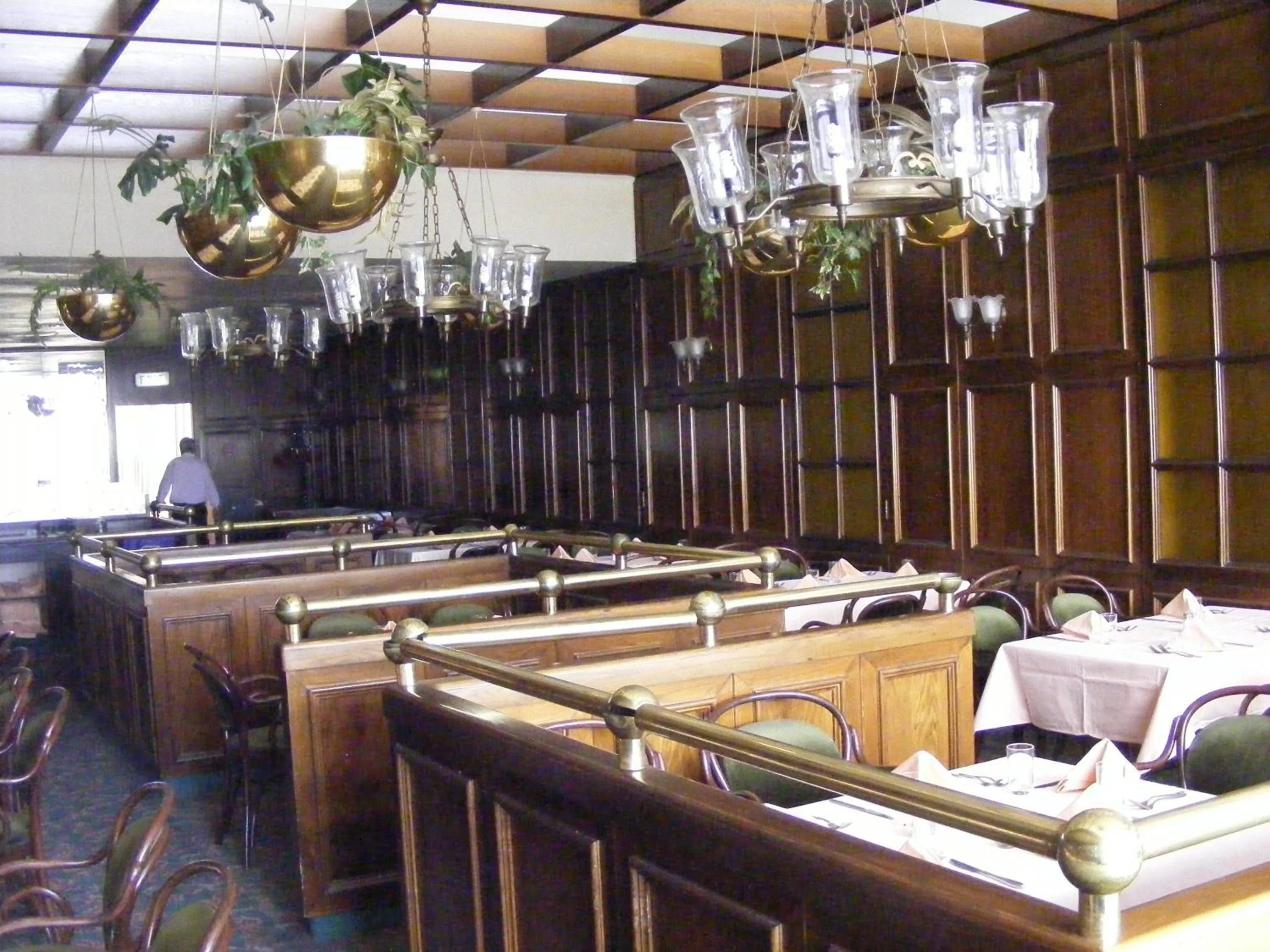 Restaurant/places to eat in Seven Arches Hotel