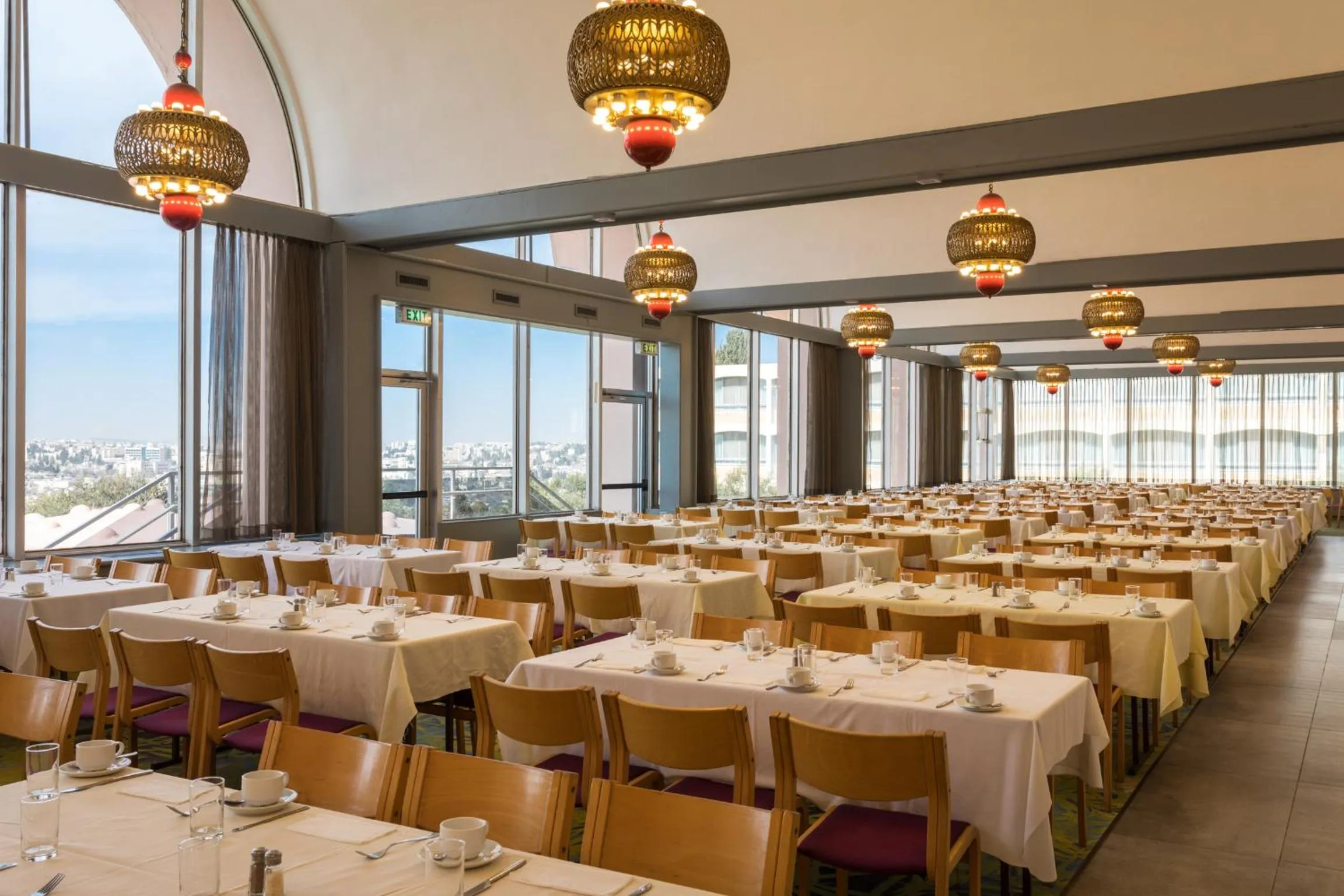 Restaurant/places to eat in Seven Arches Hotel