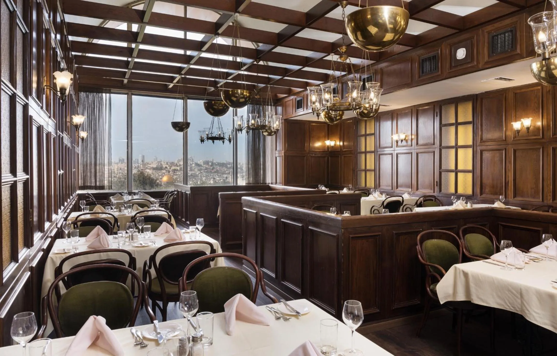 Restaurant/places to eat in Seven Arches Hotel