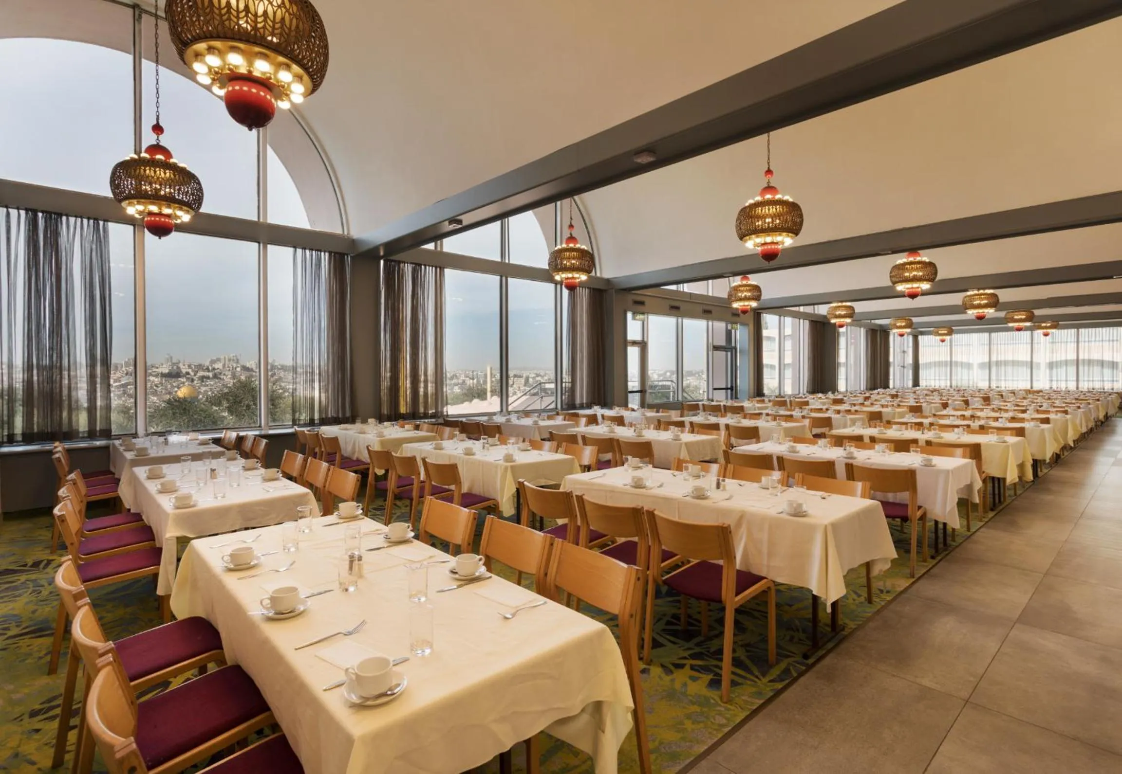 Restaurant/places to eat in Seven Arches Hotel