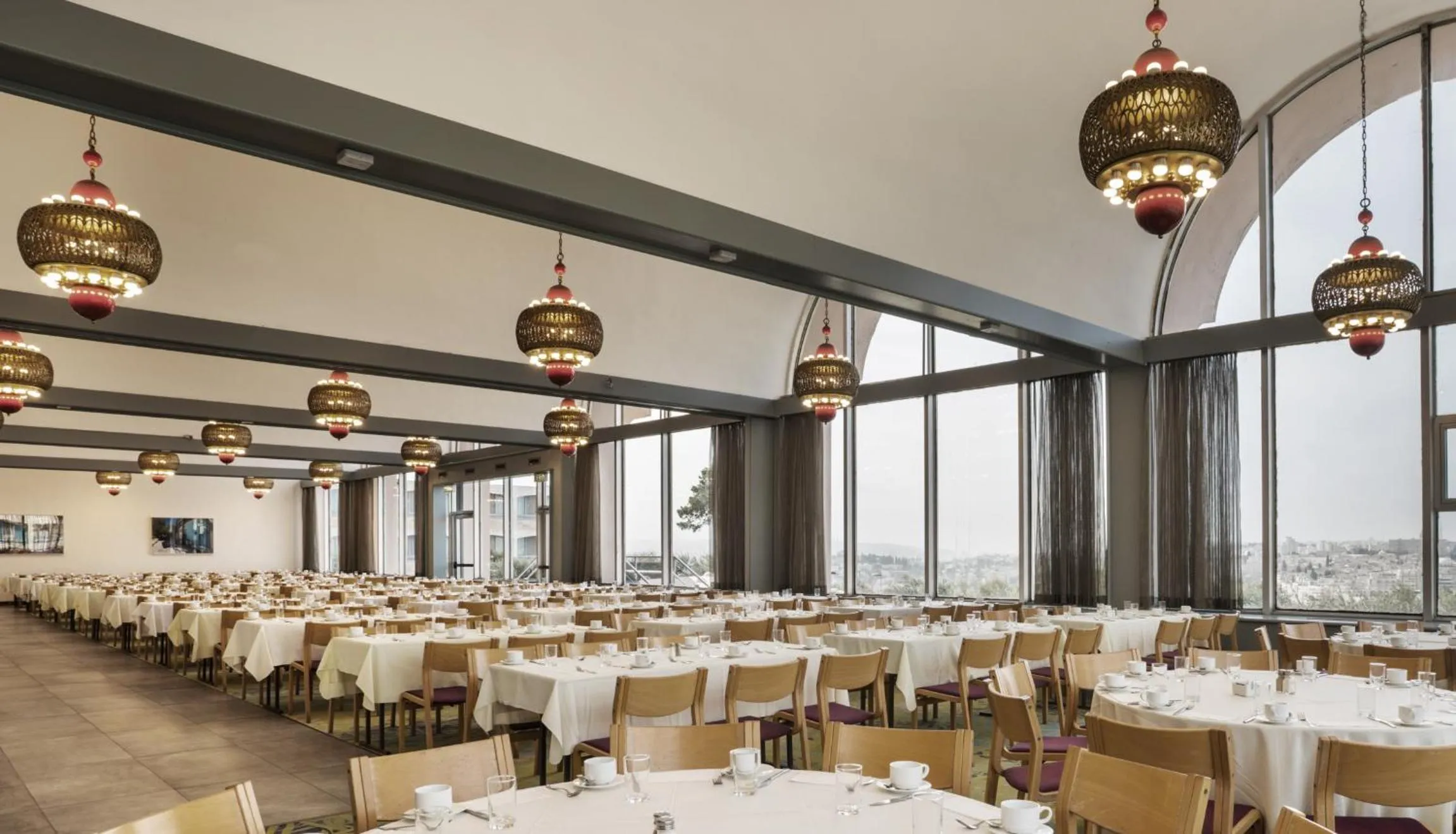 Restaurant/places to eat in Seven Arches Hotel