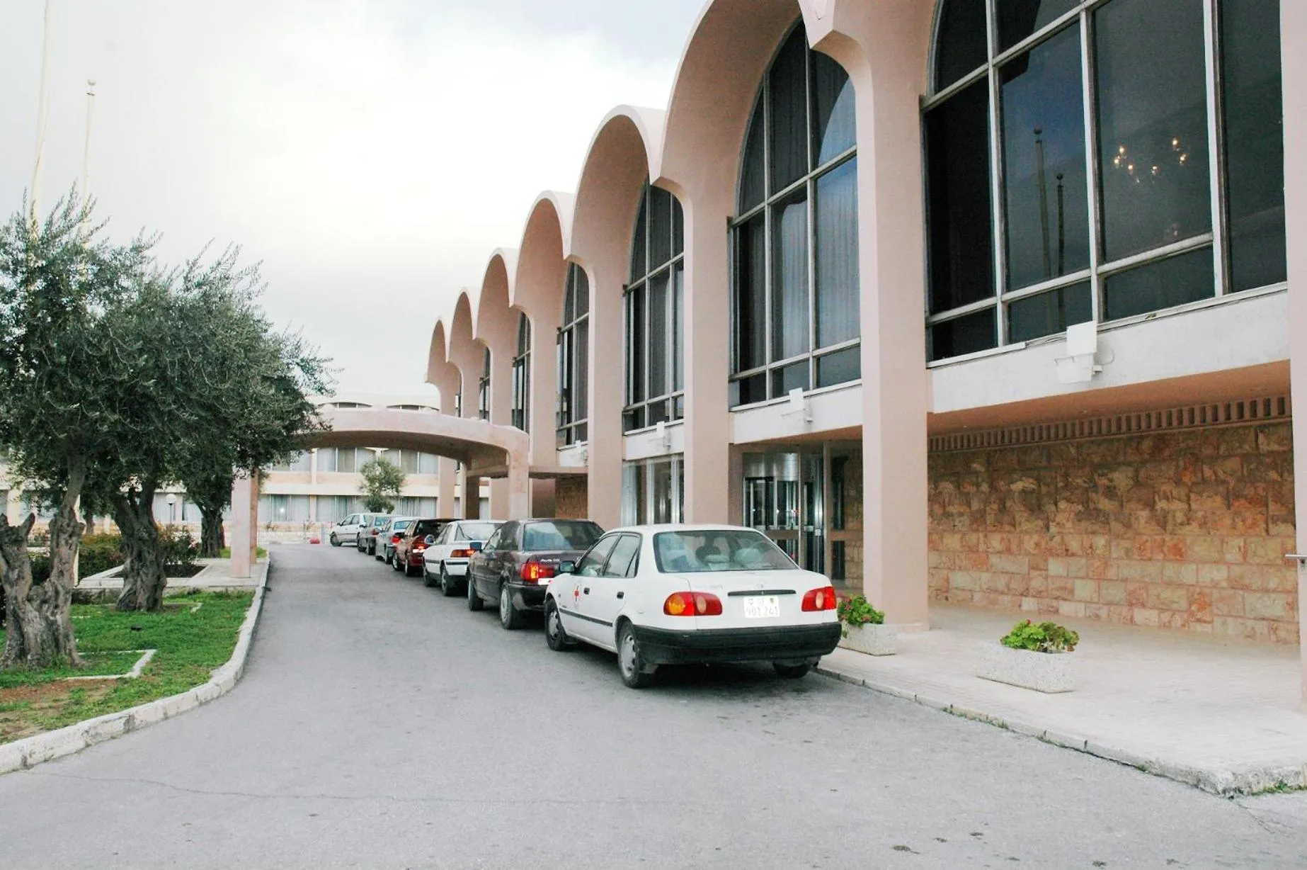 Facade/entrance in Seven Arches Hotel