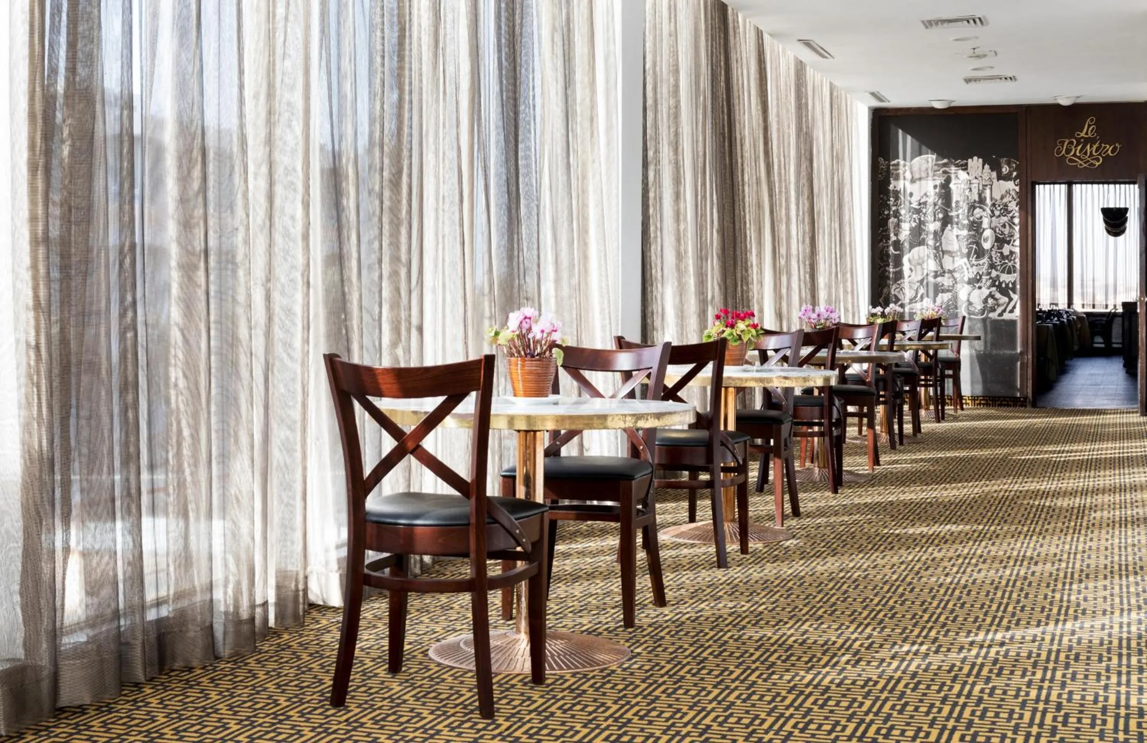 Restaurant/places to eat in Seven Arches Hotel