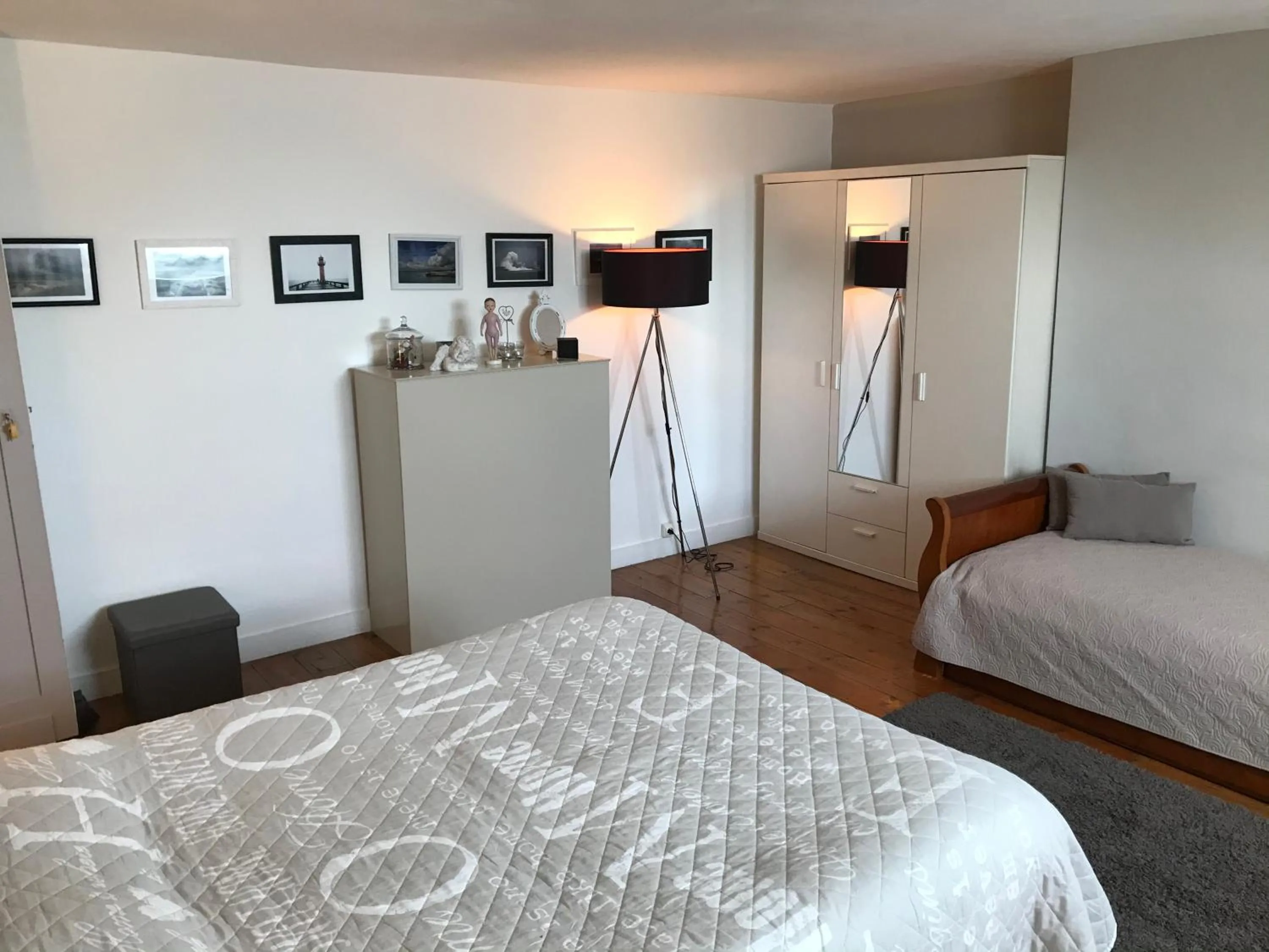 Photo of the whole room, Bed in Abri du Passant