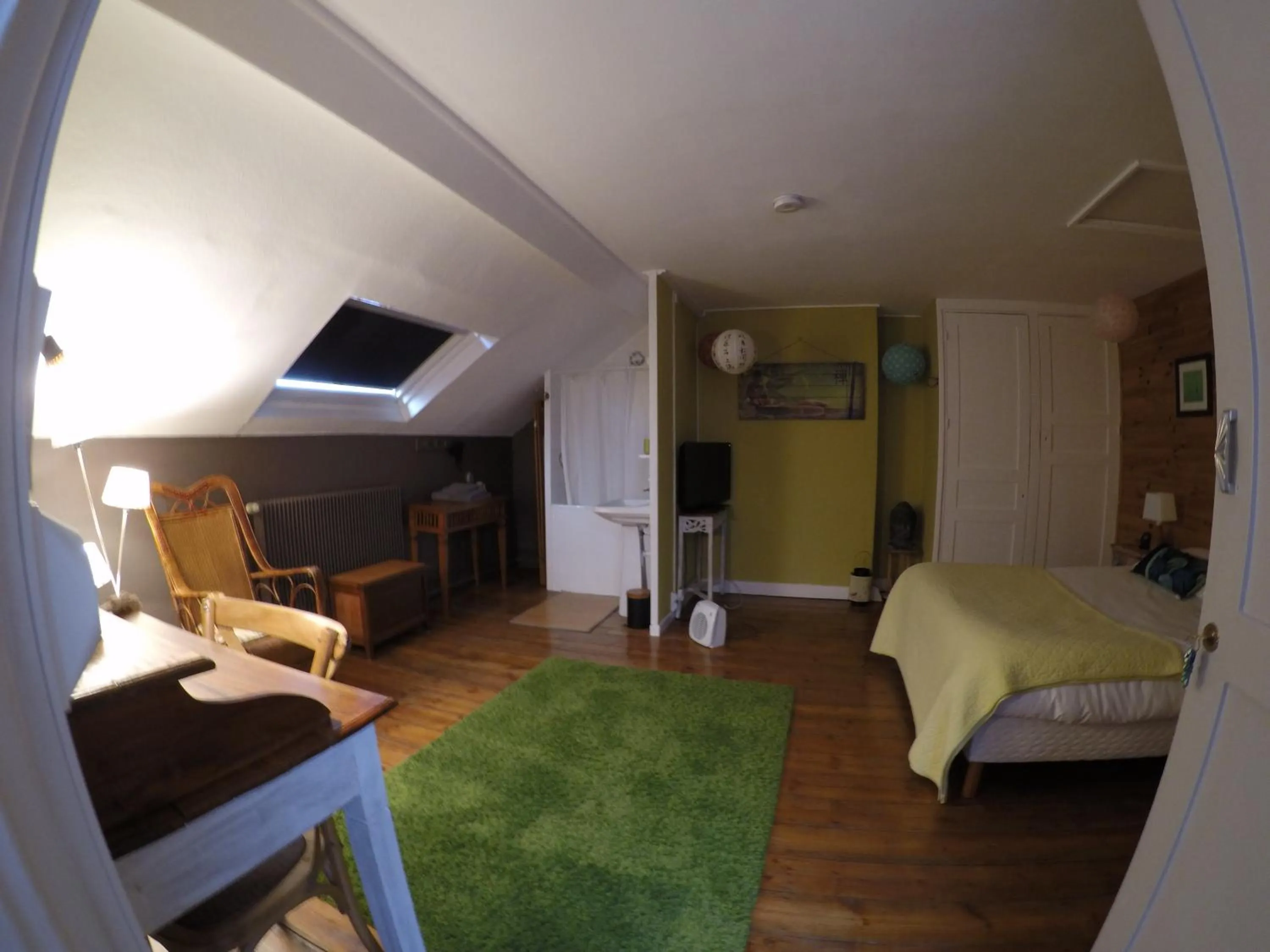 Photo of the whole room, Bed in Abri du Passant