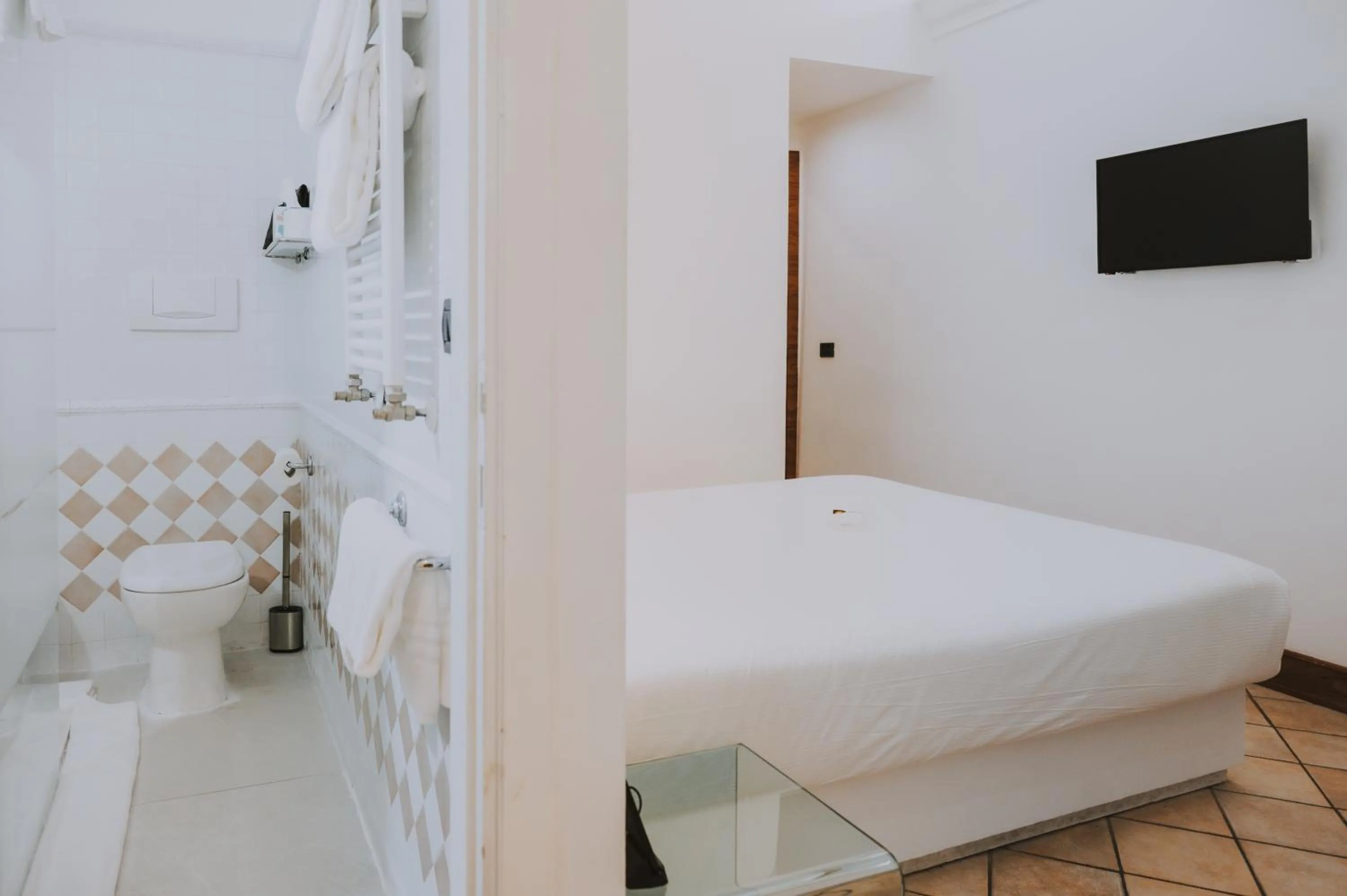 Bed in Albergo Delle Regioni, Barberini - Fontana di Trevi