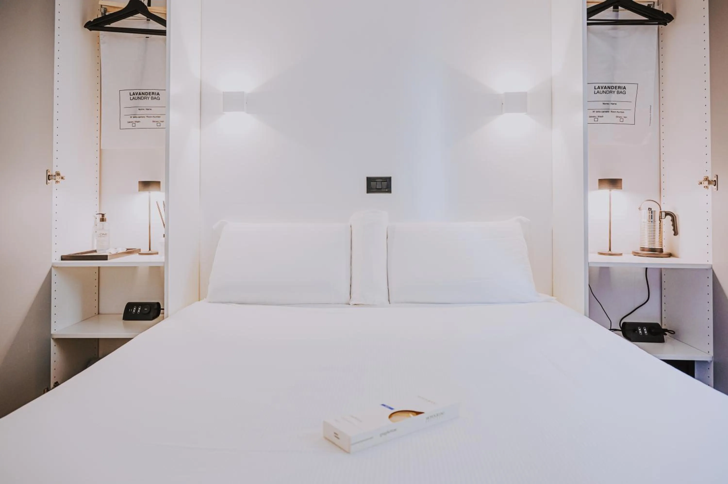 Bed in Albergo Delle Regioni, Barberini - Fontana di Trevi