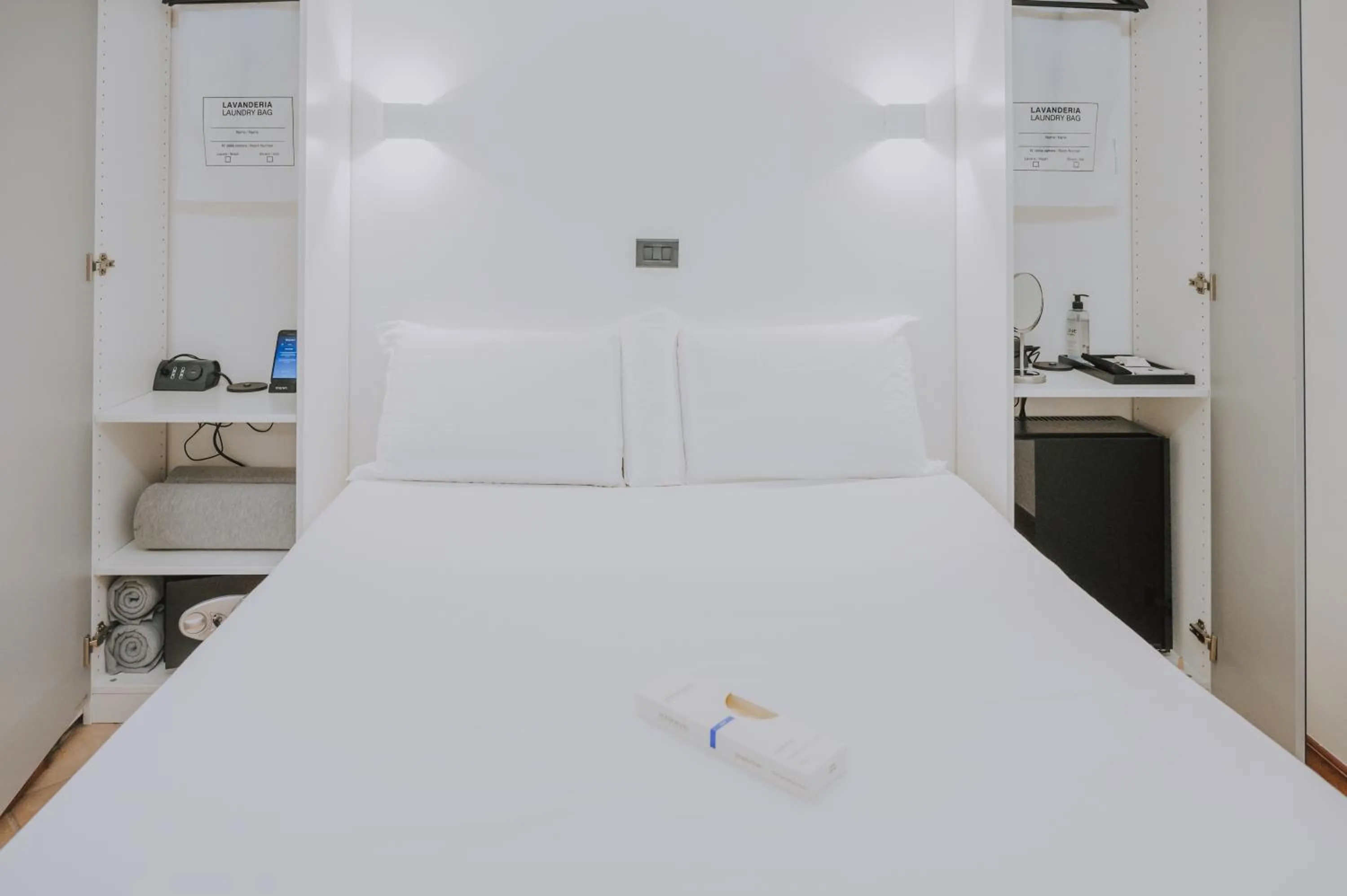 Bed in Albergo Delle Regioni, Barberini - Fontana di Trevi