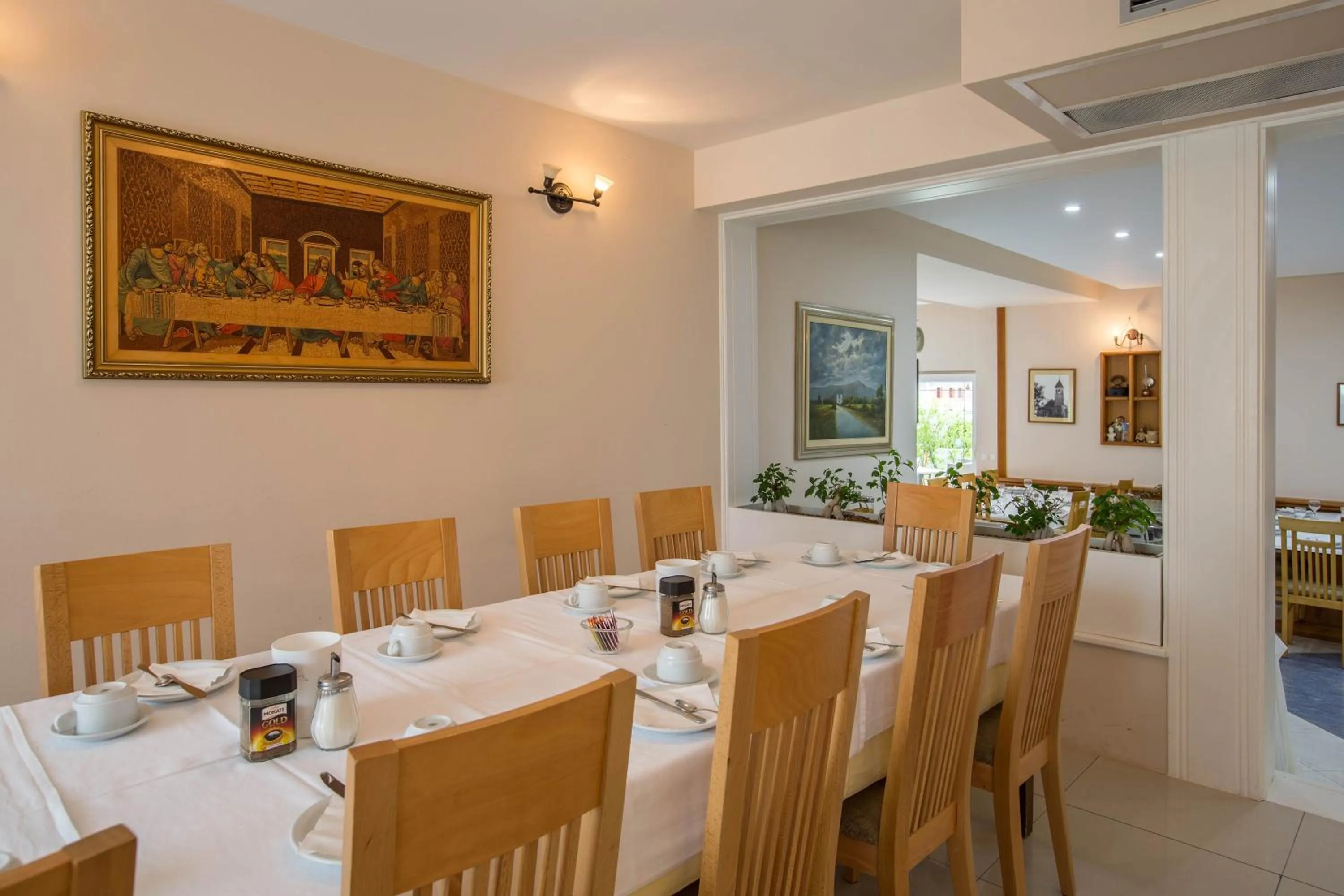 Restaurant/places to eat in Hotel Dina