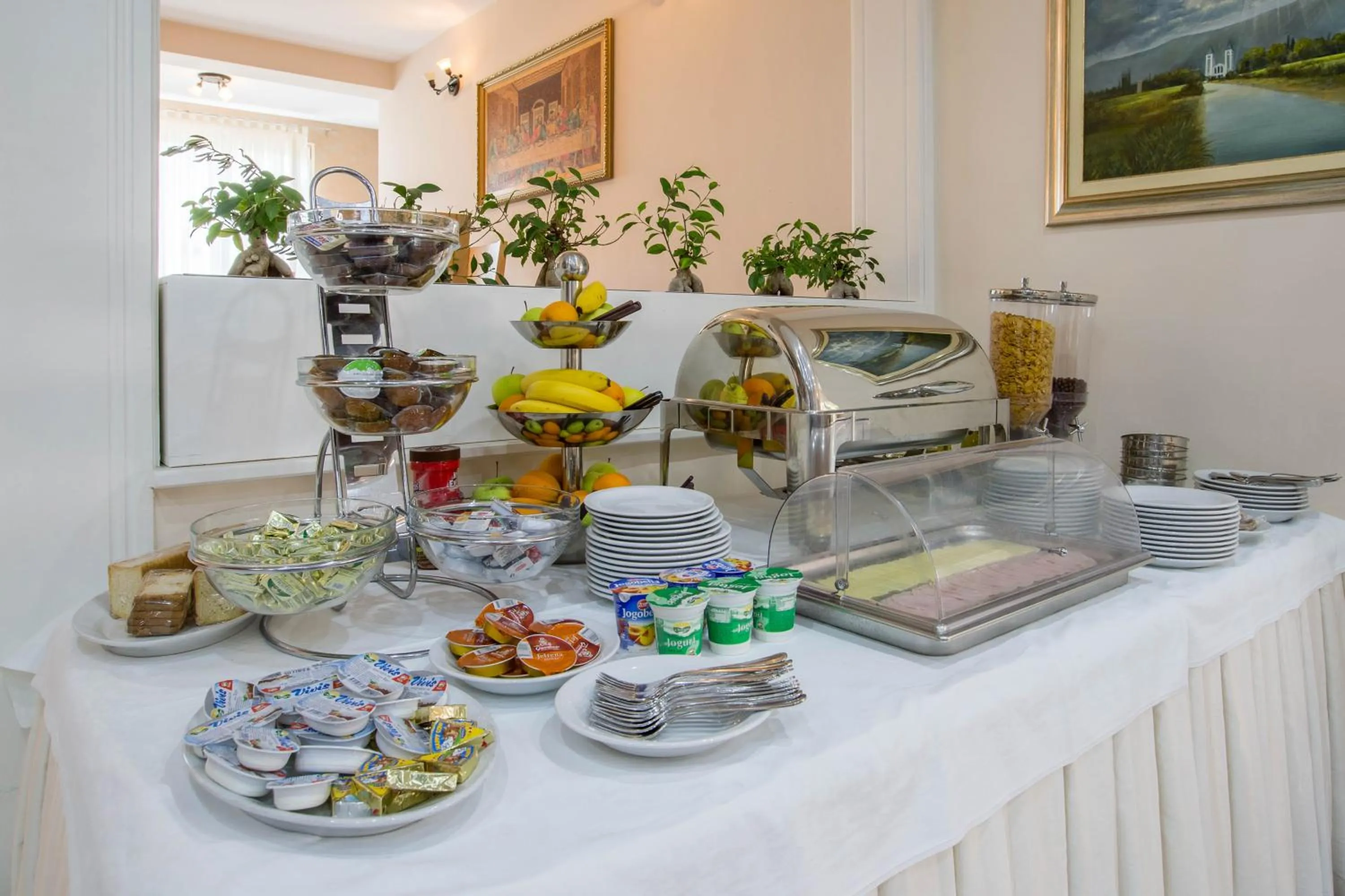Continental breakfast in Hotel Dina