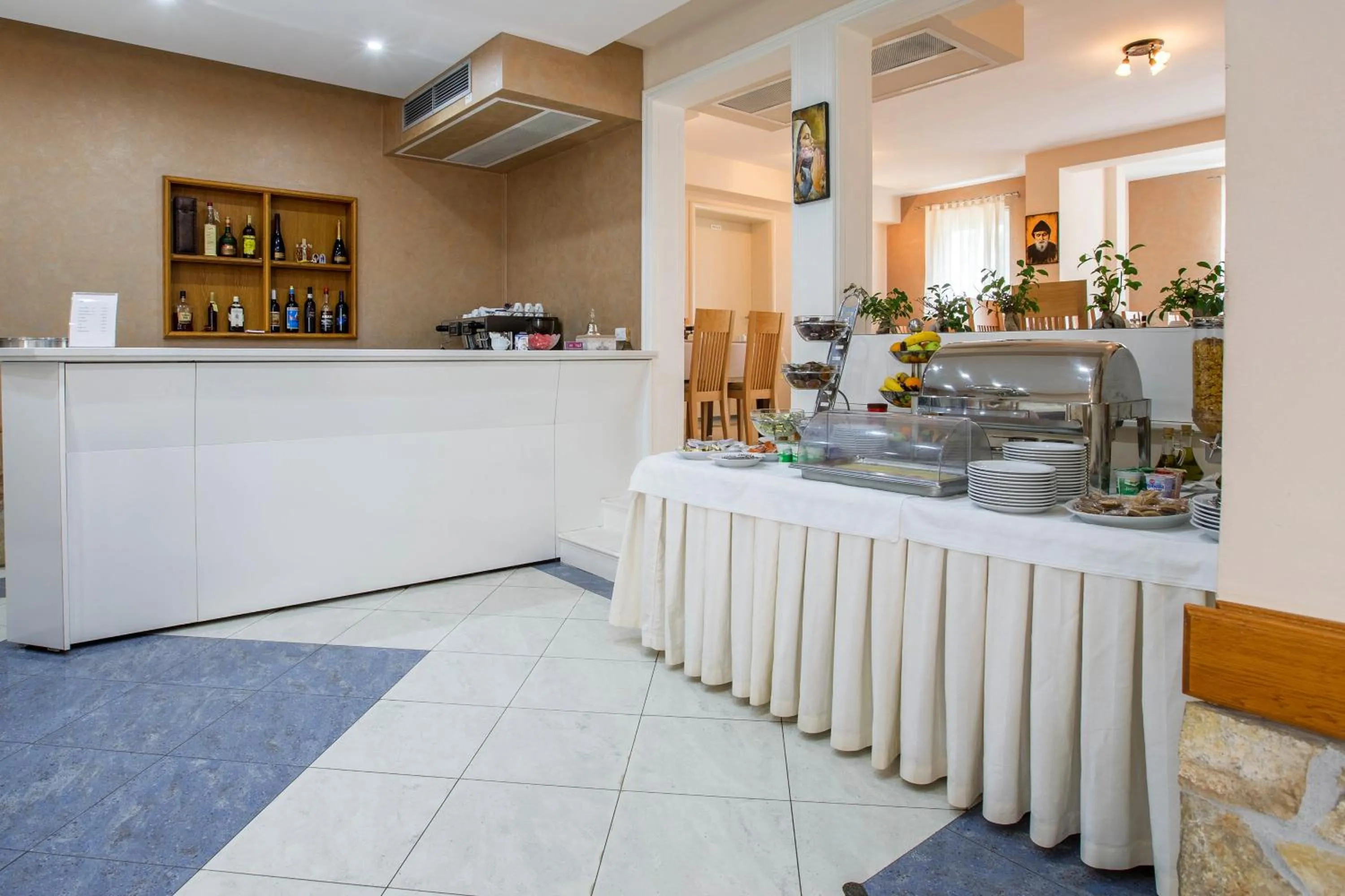 Restaurant/places to eat in Hotel Dina