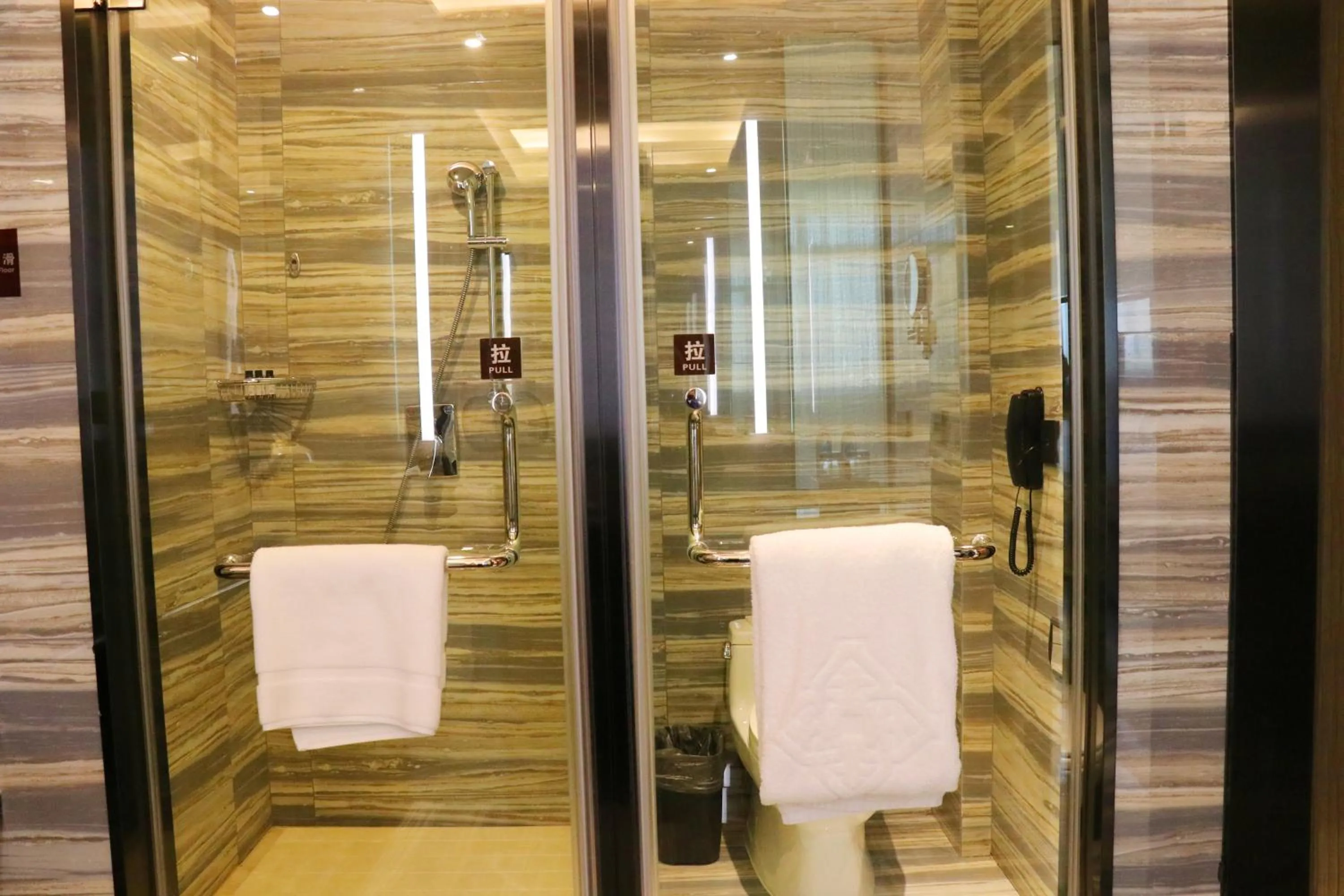 Shower in Jinling Grand Hotel Nanchang