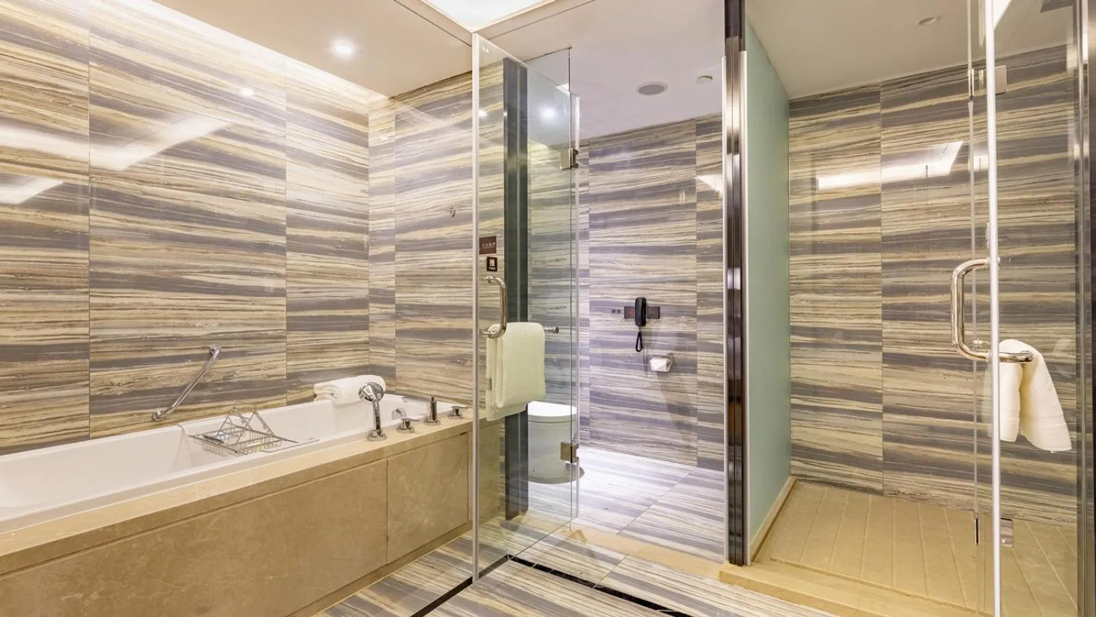 Shower in Jinling Grand Hotel Nanchang
