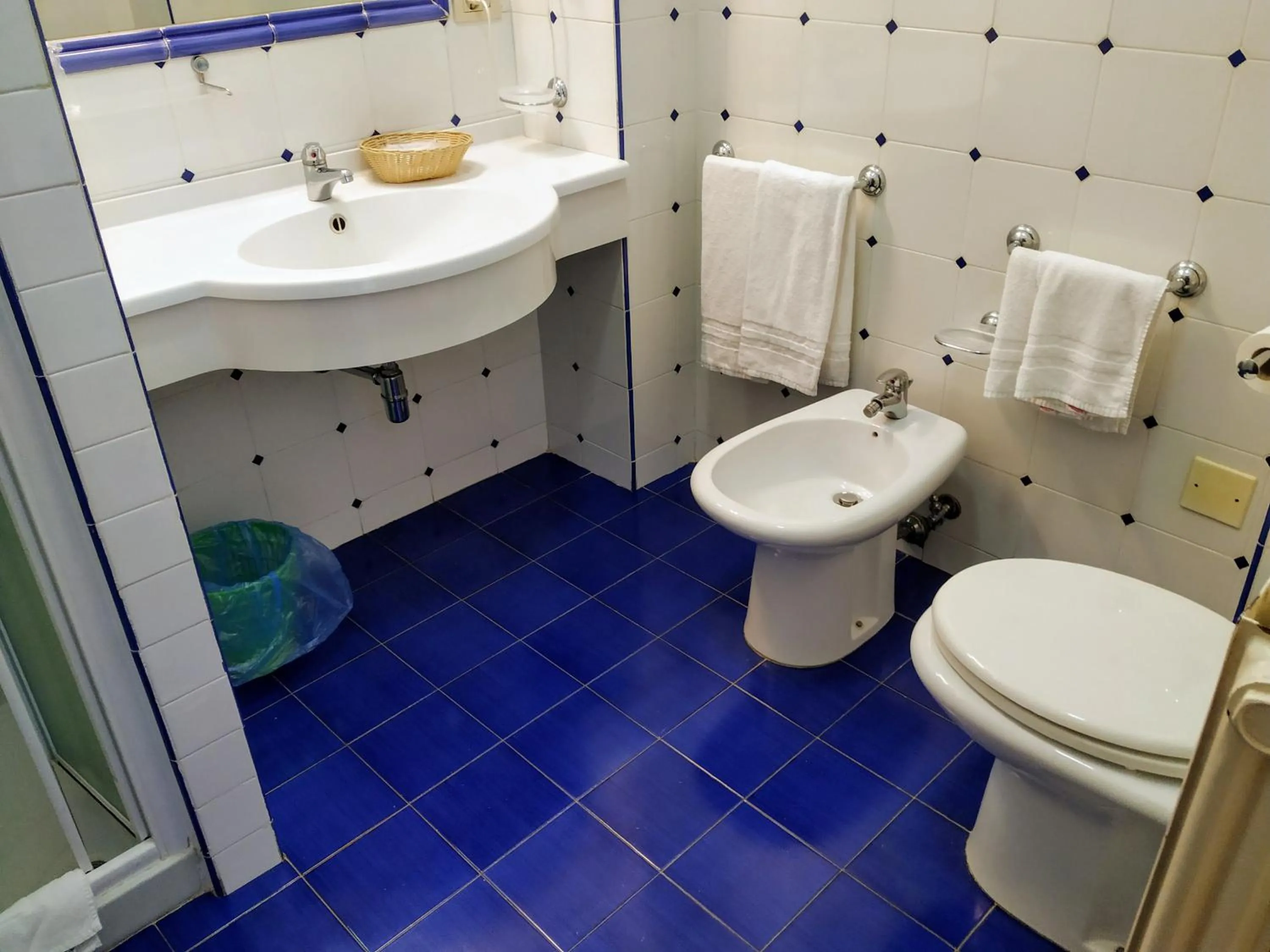 Bathroom in Hotel La Scogliera