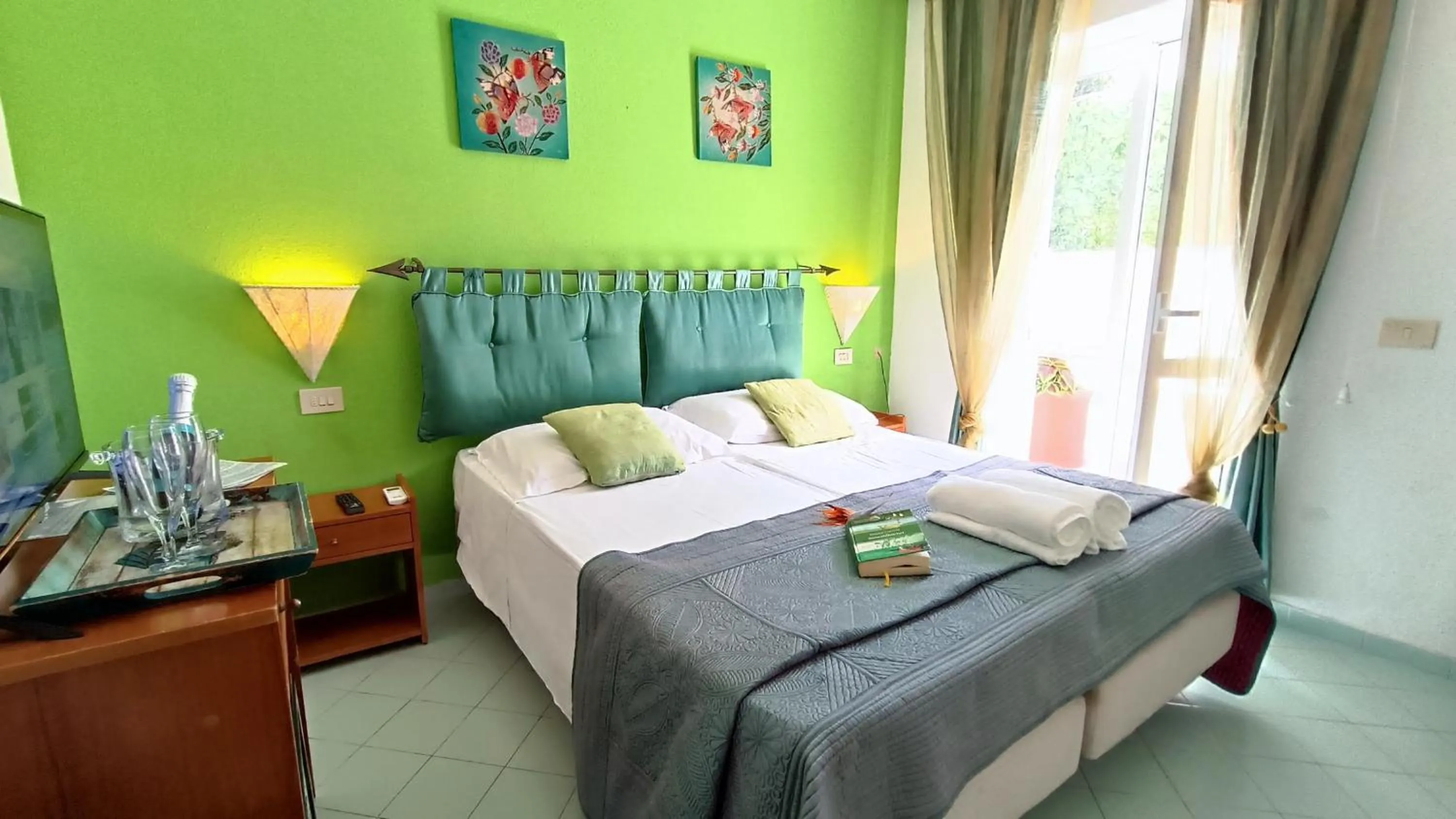 Bed in Hotel La Scogliera