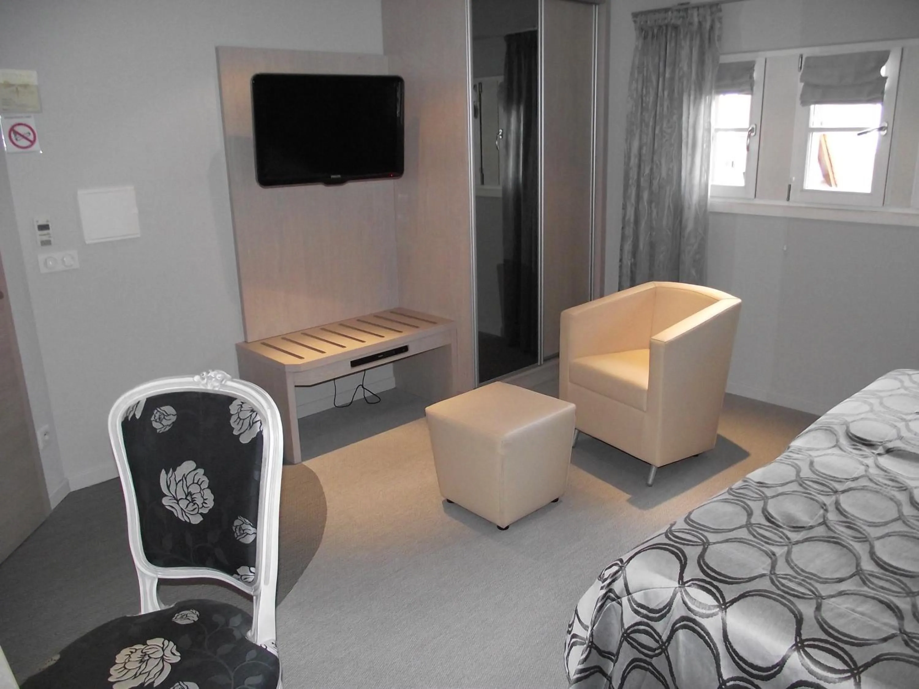 Photo of the whole room in Hostellerie au Cygne