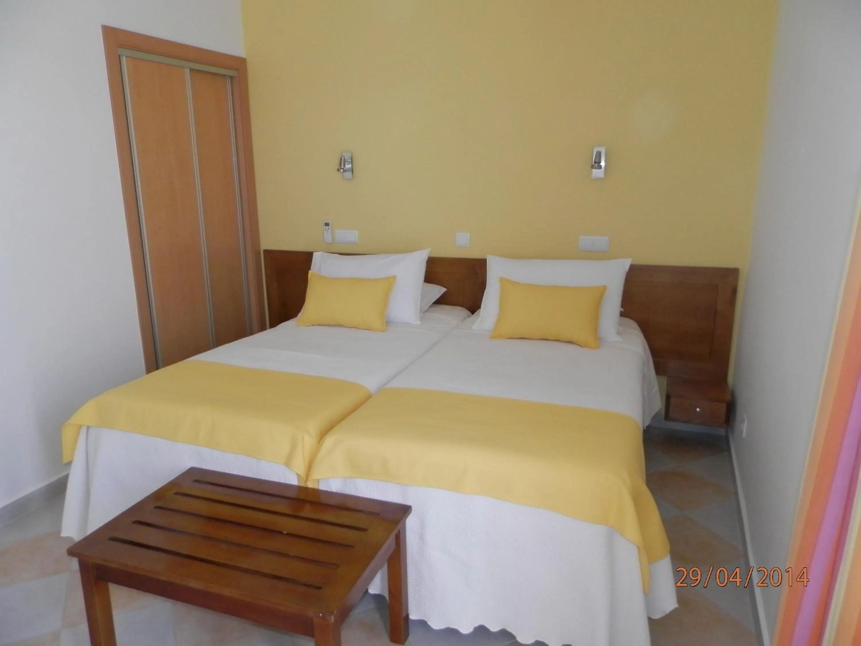 Bedroom, Bed in Frentomar