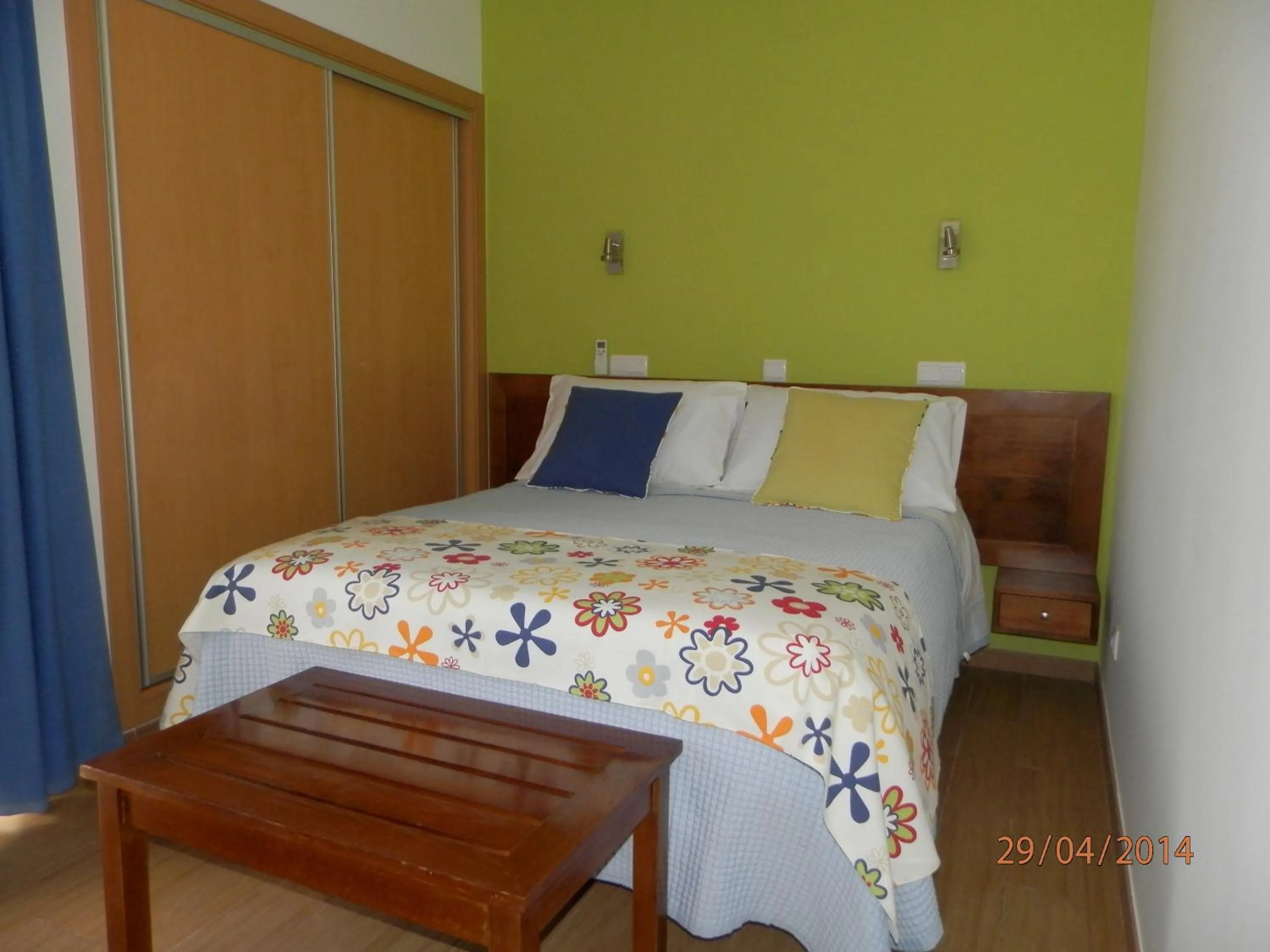 Bedroom, Bed in Frentomar