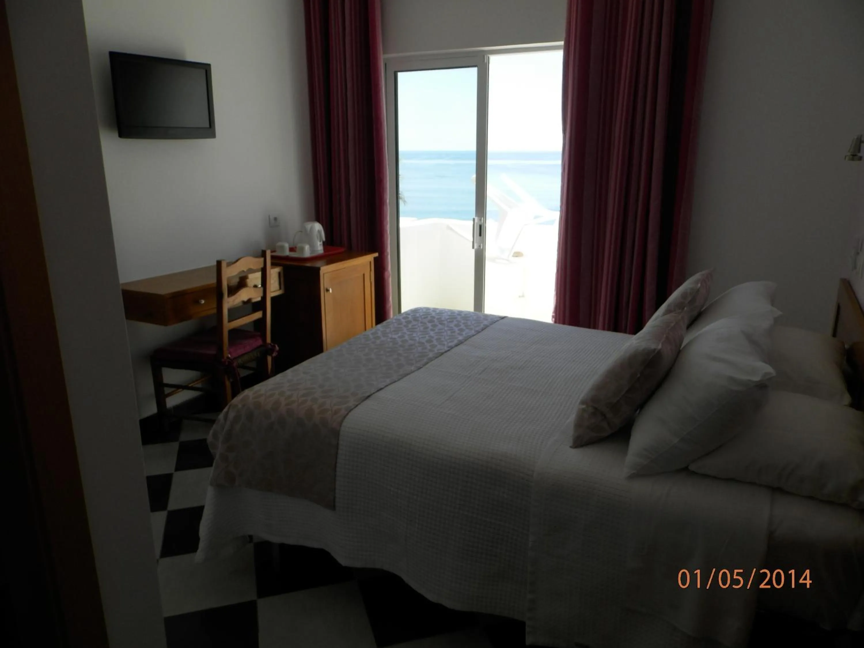 Bedroom, Bed in Frentomar