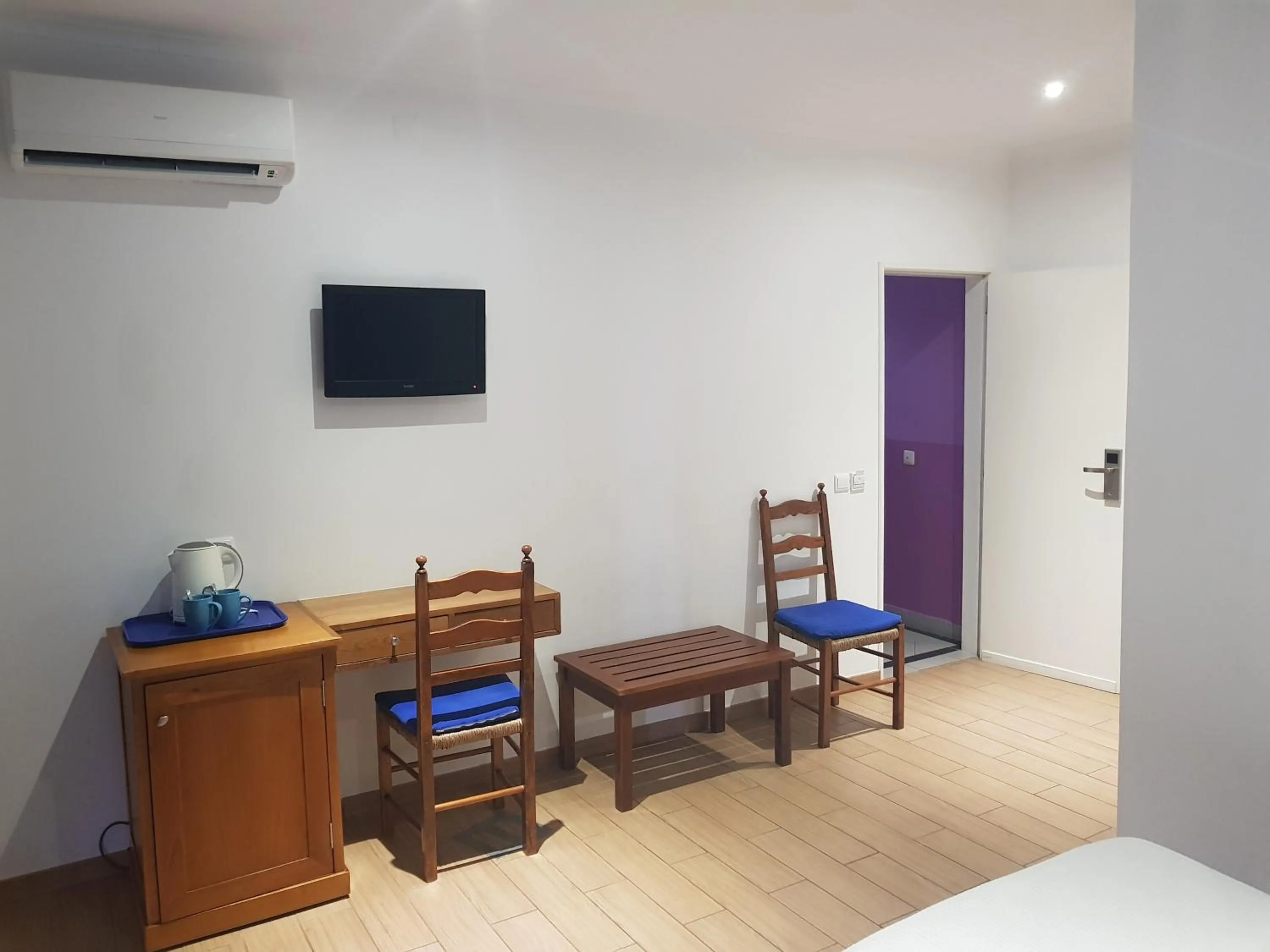 Bedroom, Bed in Frentomar