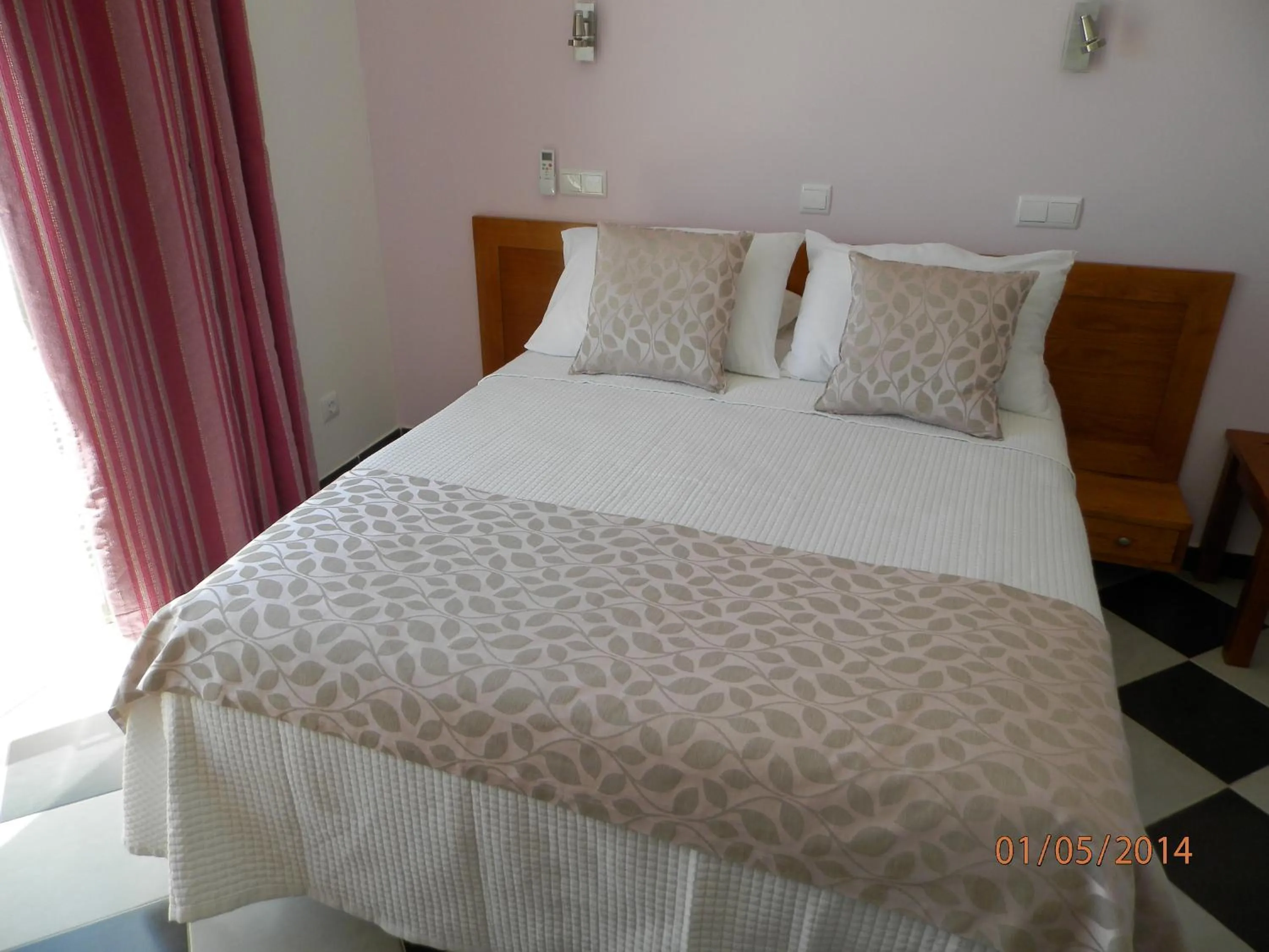 Bedroom, Bed in Frentomar