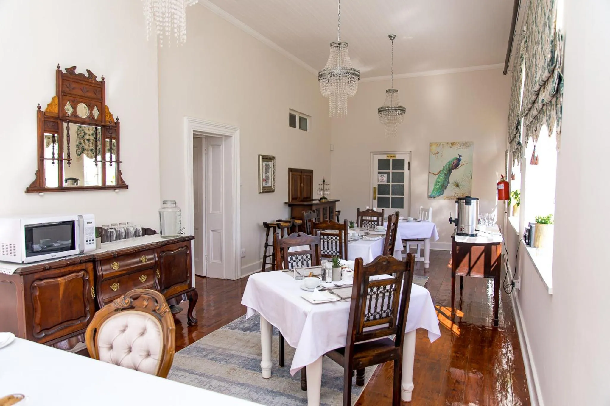 Dining area in Herberg Manor