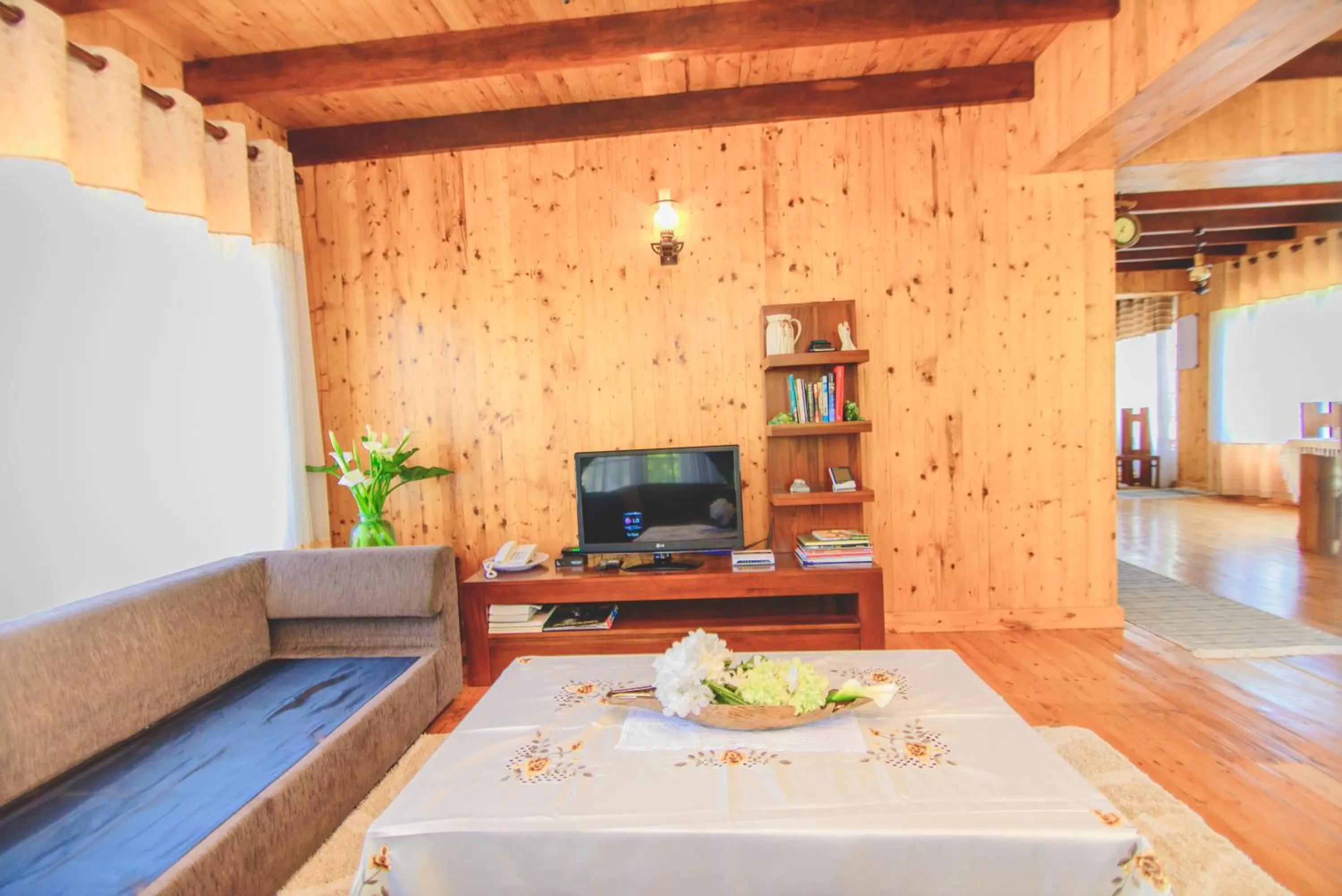 Communal lounge/ TV room in Sarah Cottage Nuwara Eliya