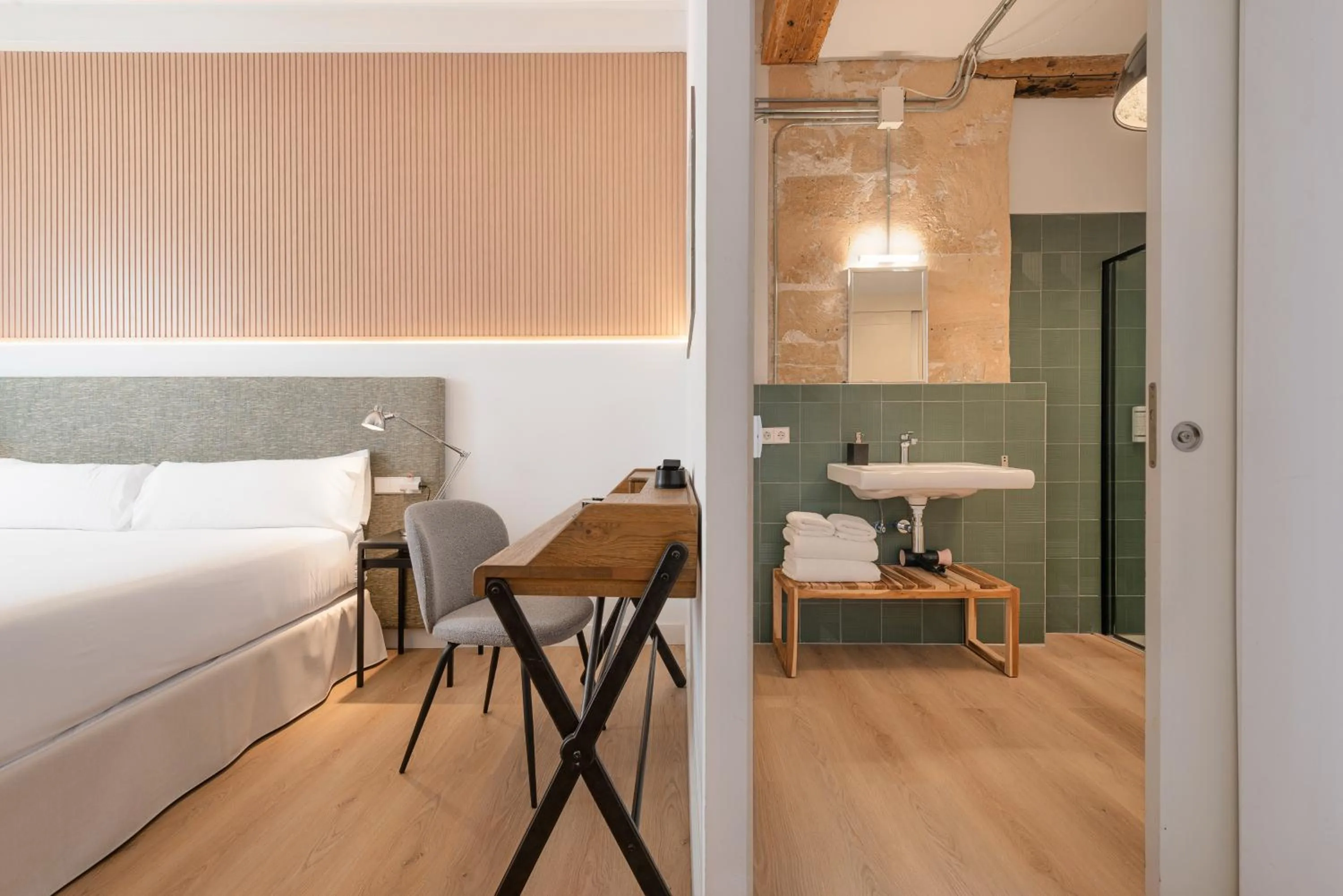 Photo of the whole room, Bed in Brondo Architect Hotel