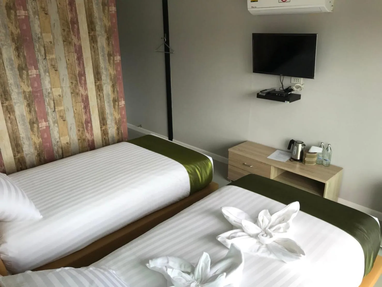 Bed in Mae On Village Resort