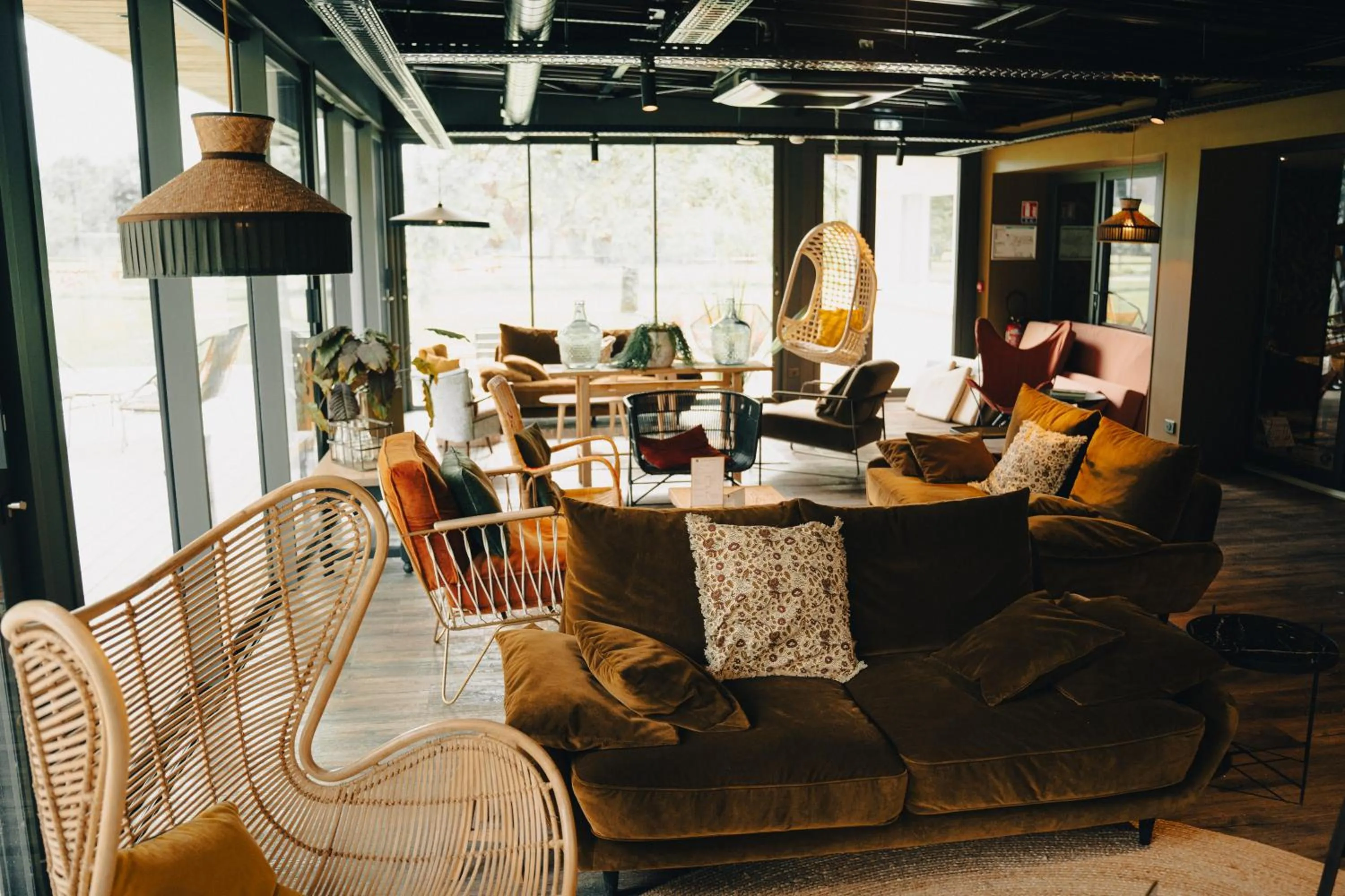 Communal lounge/ TV room in Hôtel le Corbusson Laval Ouest