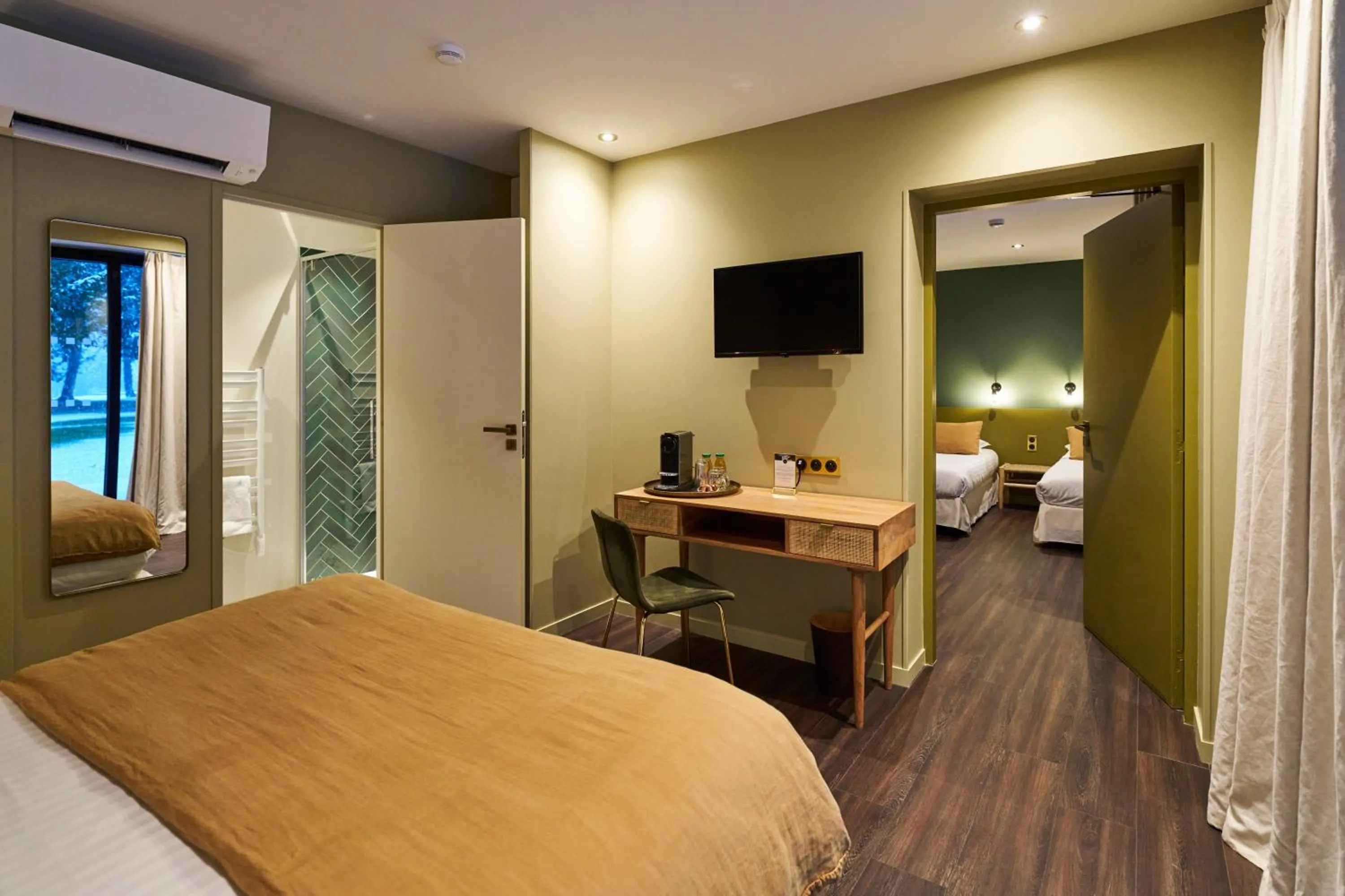 Photo of the whole room, Bed in Hôtel le Corbusson Laval Ouest