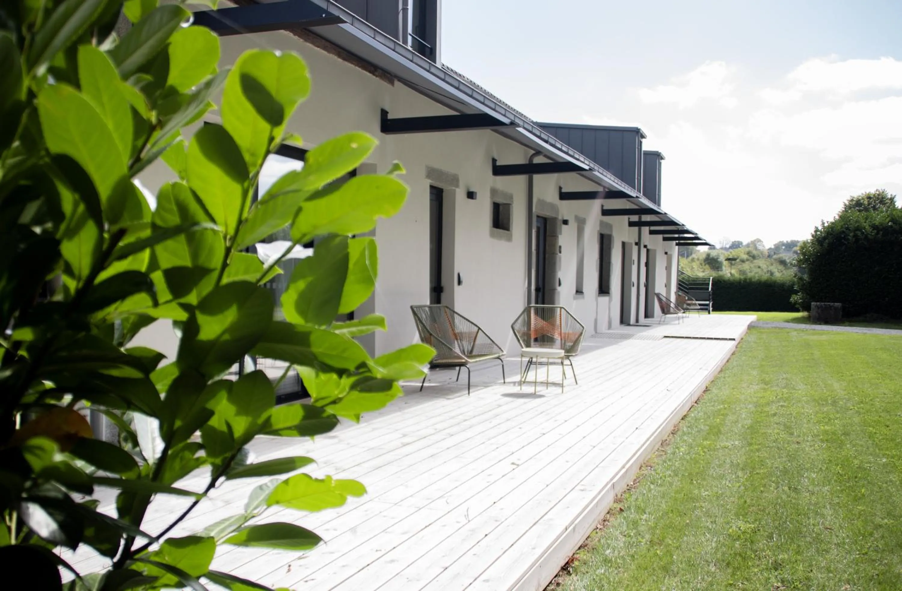 Patio in Hôtel le Corbusson Laval Ouest