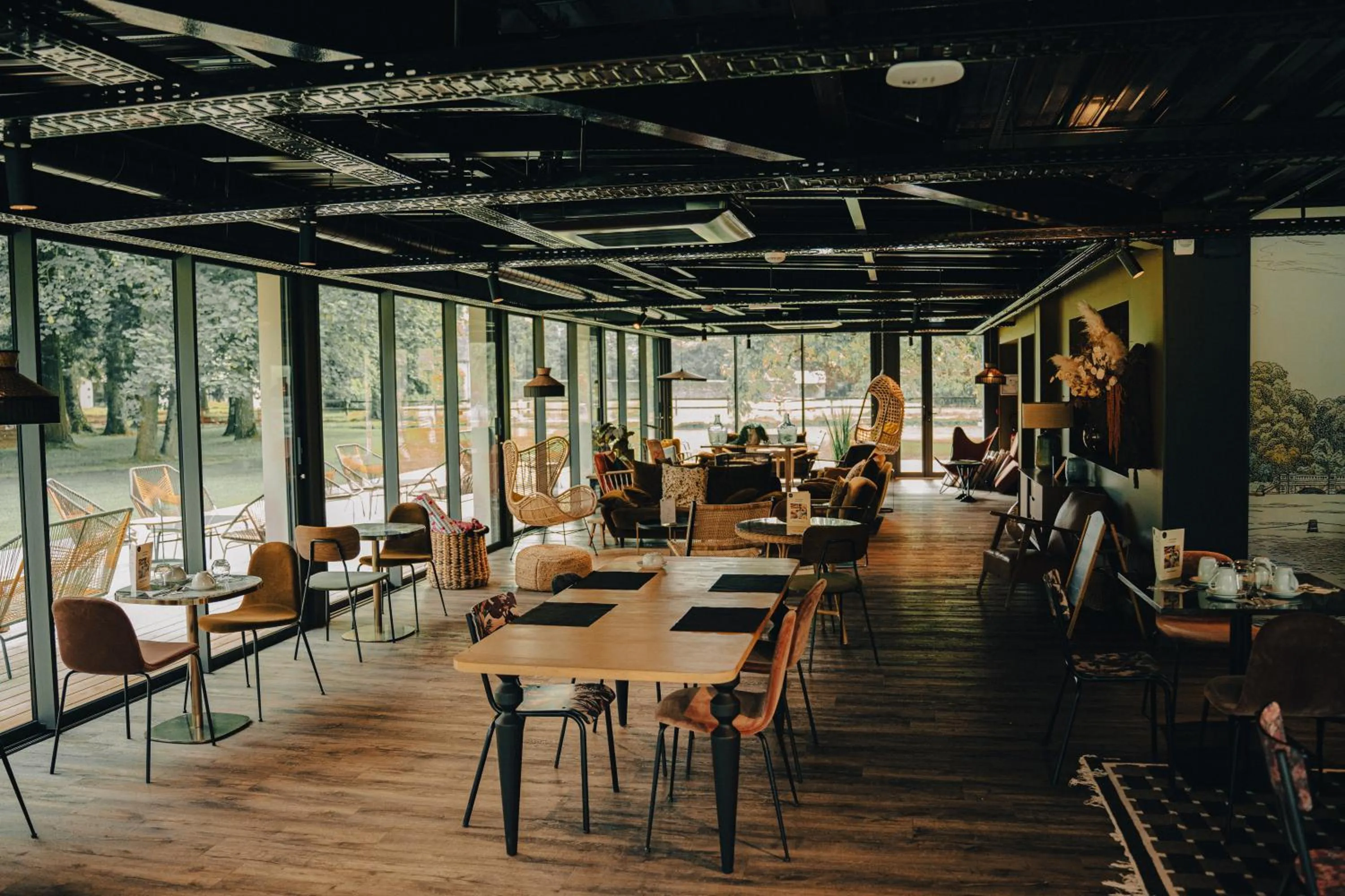 Restaurant/places to eat in Hôtel le Corbusson Laval Ouest